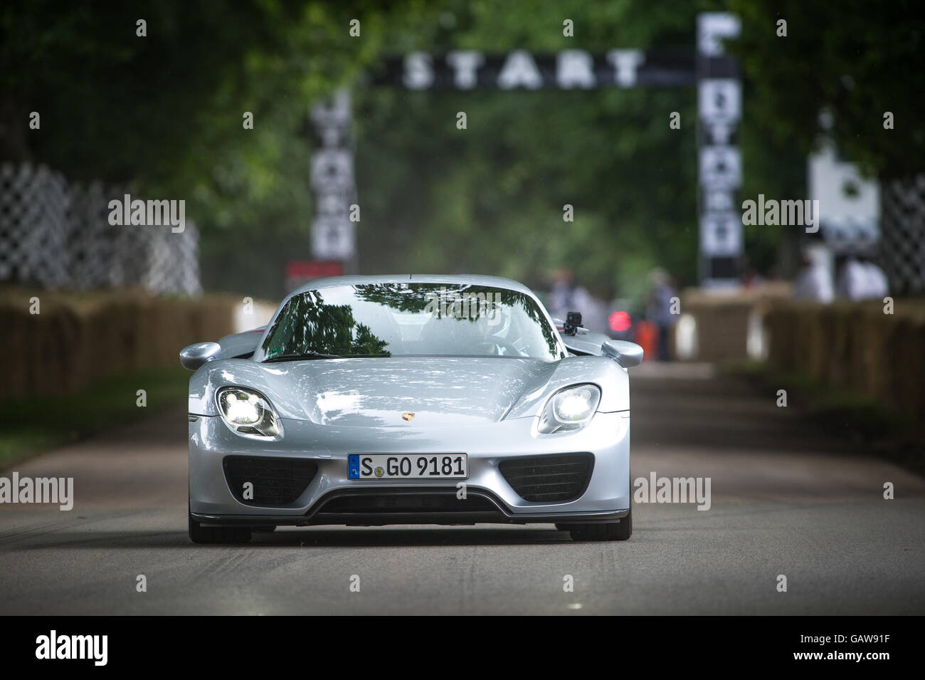 Ein Porsche 918 Spyder fährt bergauf auf 25. Juni 2016 auf dem Goodwood Festival of Speed 2016 Stockfoto