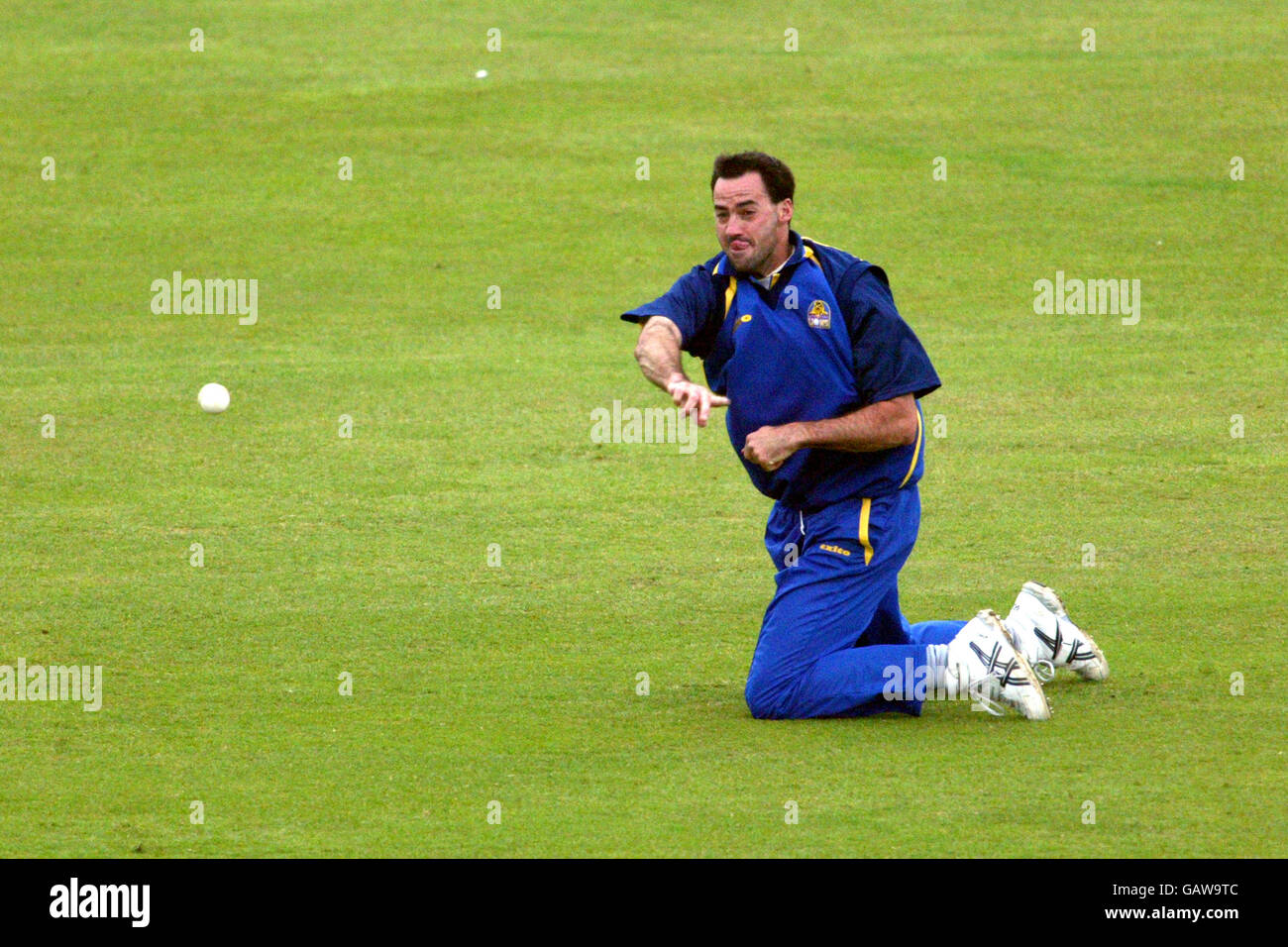 Cricket - ECB National Cricket League - Surrey Lions / Kent Spitfires. Martin Bichnell von Surrey Lions wirft den Ball zurück Stockfoto