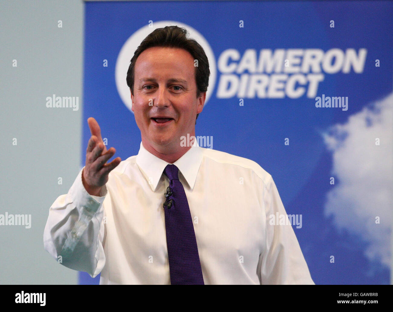 Der Vorsitzende der Konservativen Partei David Cameron spricht an der Drake Primary School, Plymouth, während der Cameron Direct Veranstaltung. Stockfoto