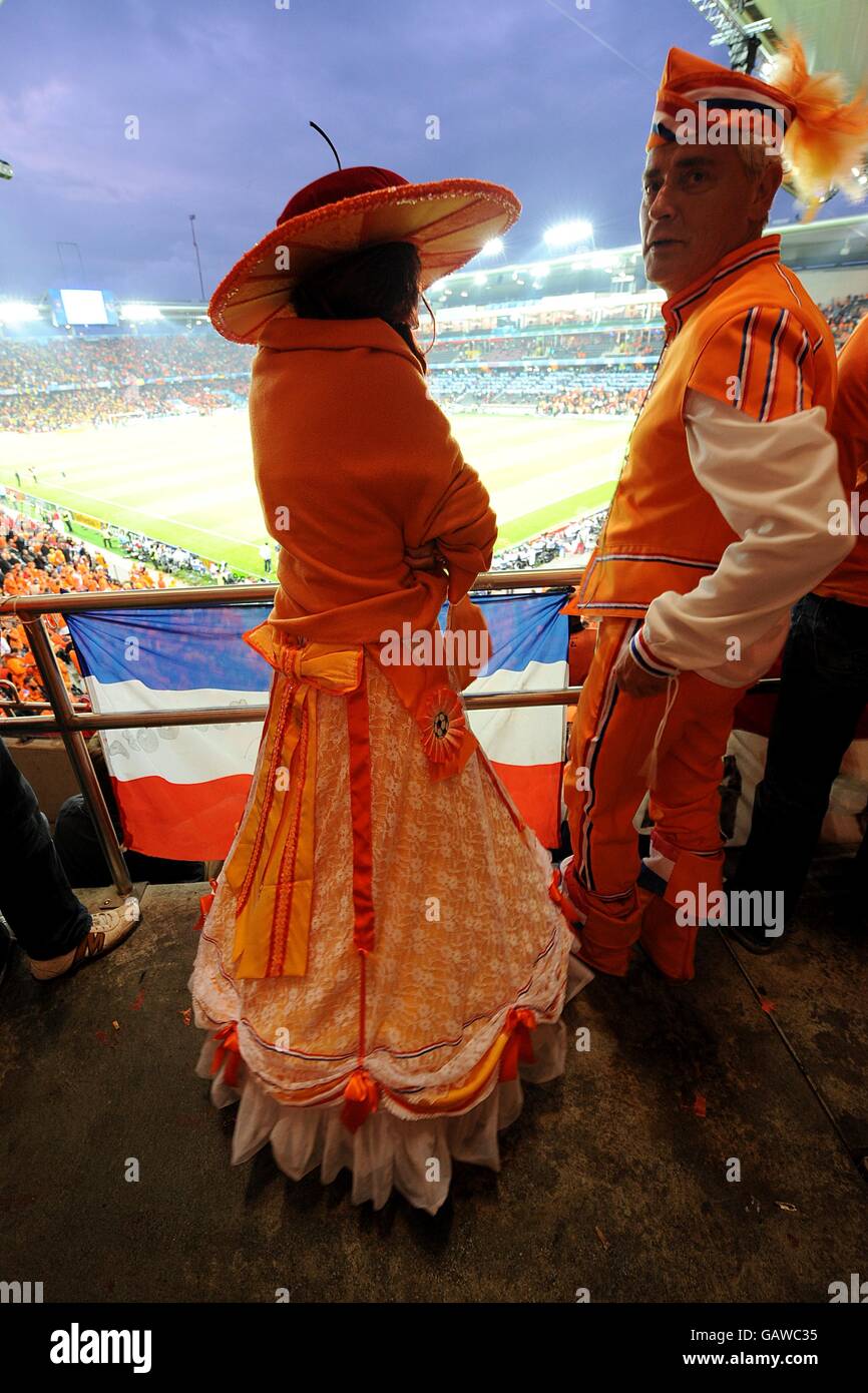 Fußball - UEFA-Europameisterschaft 2008 - Gruppe C - Holland / Rumänien - Stade de Suisse. Zwei niederländische Fans zeigen vor dem Start ihre Farben und Unterstützung im Stadion Stockfoto