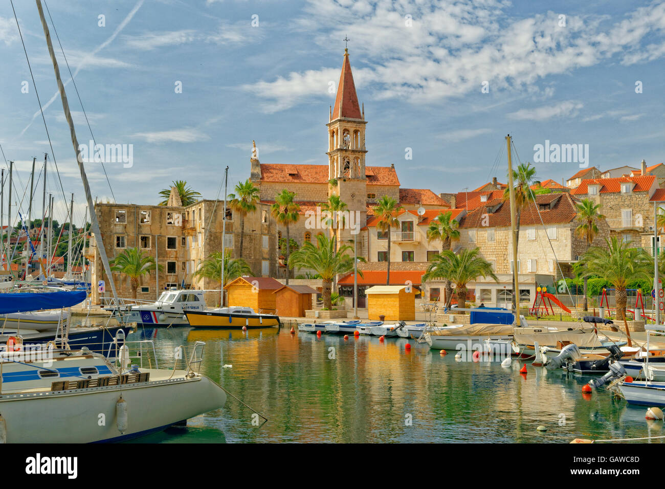 Fahrtenyachten festgemacht in der Stadt Milna auf der Insel Brac in Kroatien. Stockfoto
