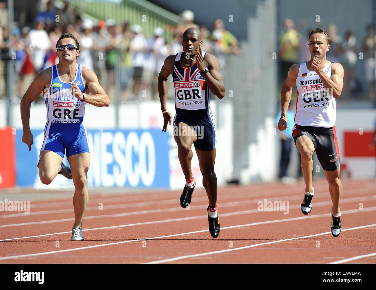 Der britische Marlon Devonish (Mitte) gewinnt das 200-m-Rennen während des Spar European Cup in Annecy, Frankreich. Stockfoto
