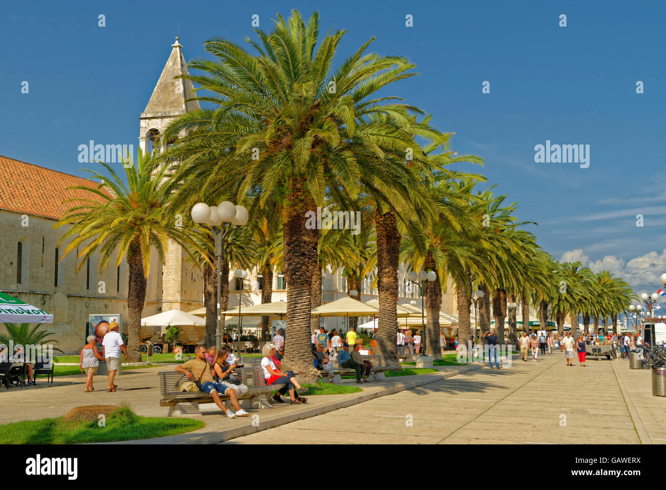 Uferpromenade von Trogir, in der Nähe von Split in Kroatien. Stockfoto