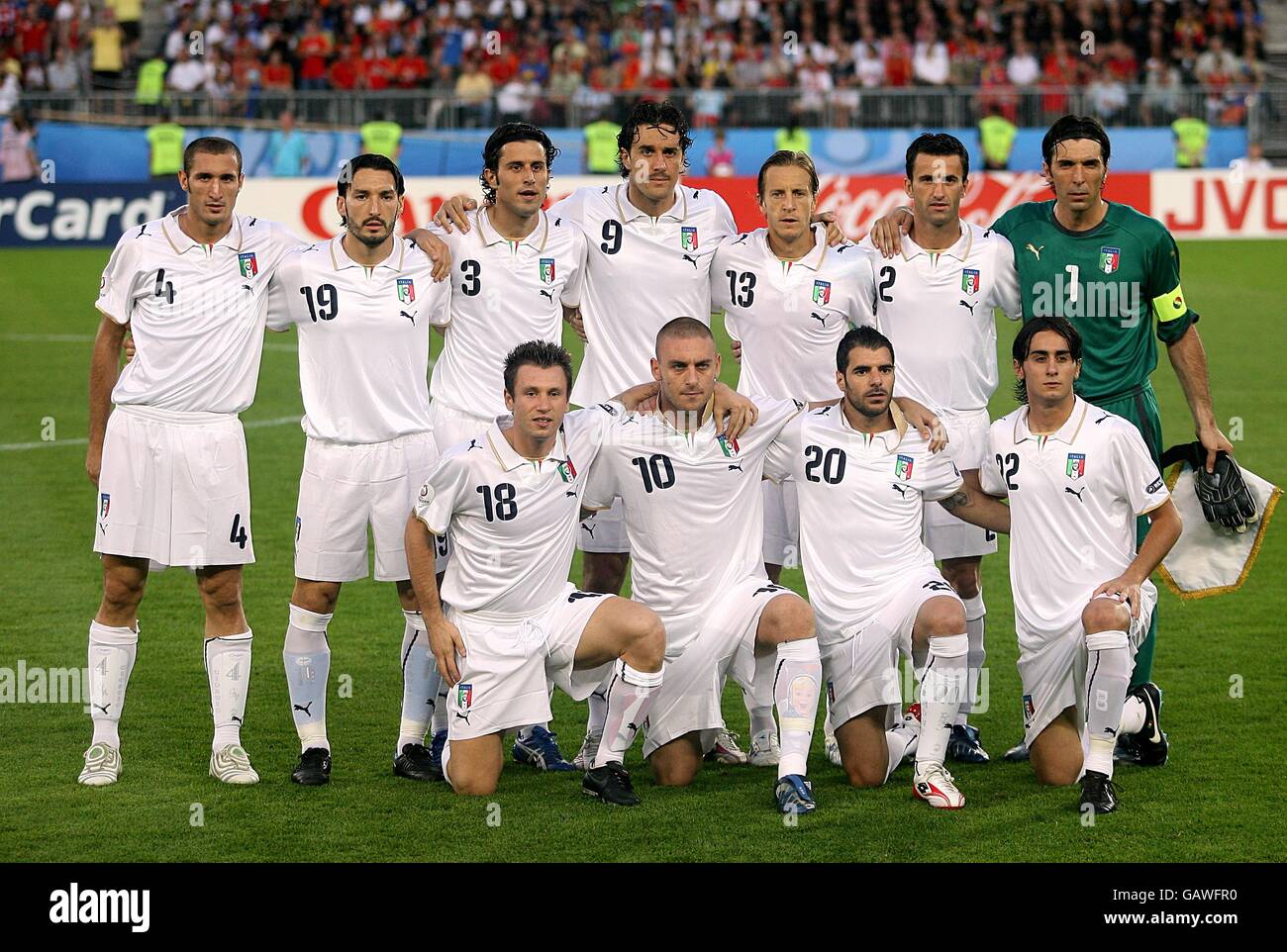 Fußball - UEFA-Europameisterschaft 2008 - Viertelfinale - Spanien - Italien - Ernst Happel-Stadion. Die italienische Mannschaft steht vor dem Spiel an Stockfoto