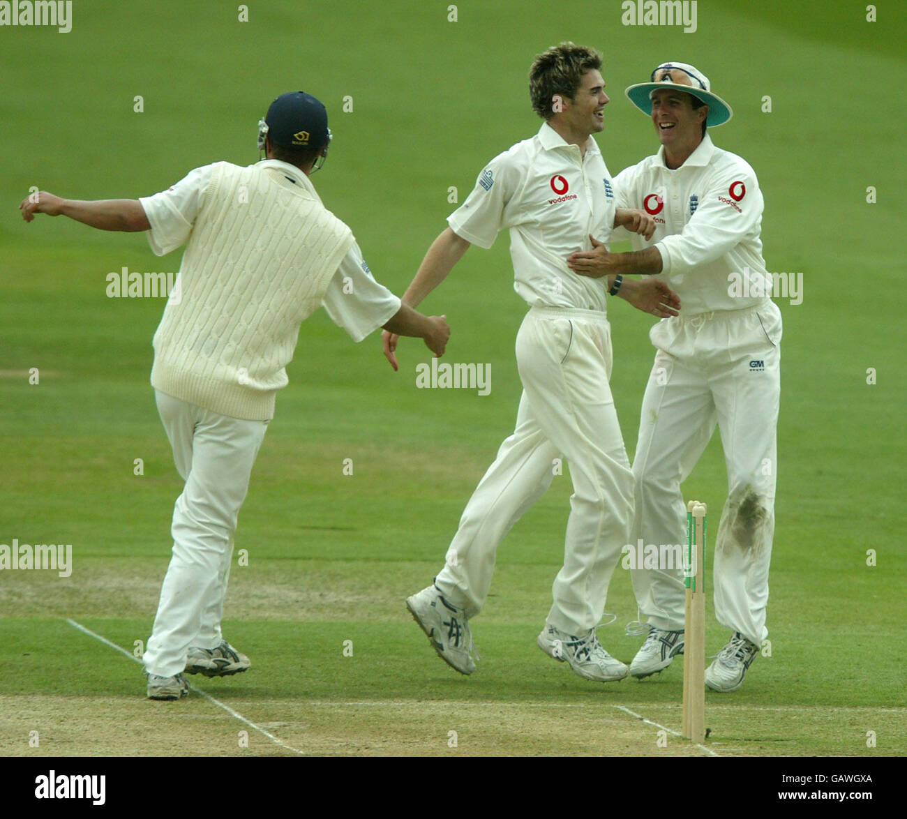 Cricket - England - Simbabwe - erster npower-Test. Der englische James Anderson wird nach der Gefangennahme des Wickels von Travis-Freund Michael Vaughan gratuliert (r) Stockfoto