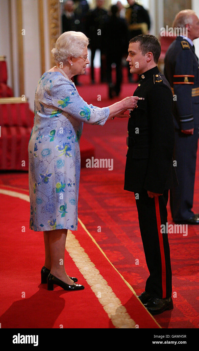 Privat Luke Cole vom Mercian Regiment erhält sein Militärkreuz für den Dienst in Afghanistan von Königin Elizabeth II. Während einer Investiturzeremonie im Buckingham Palace, London. Stockfoto