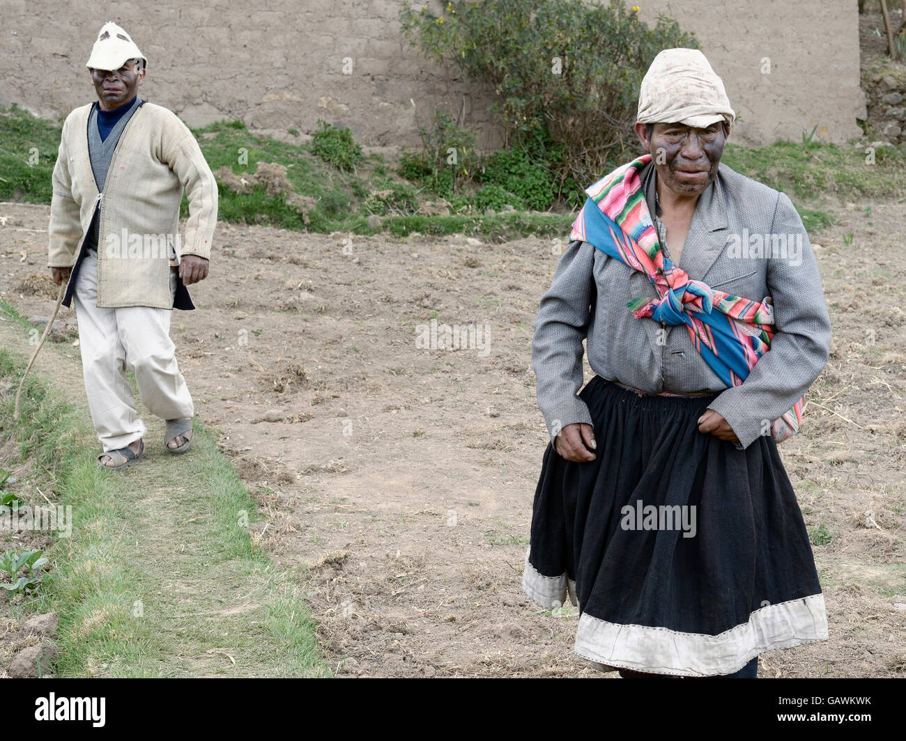 Zwei Männer gekleidet als Ehemann und Ehefrau, ein uraltes Ritual auf lokalen Hochzeiten in der Highland Amaru-Gemeinschaft durchgeführt. Stockfoto