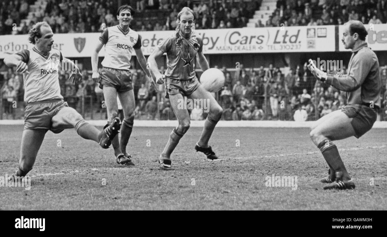 George Reilly von Newcastle United (zweite R) beobachtet, wie Paul Dyson von Stoke City (l) den Ball an Torwart Barry Siddall (r) vorbeischiebt, um für Newcastle das Siegertor zu erzielen, zum Schrecken von Steve Bould von Stoke City (zweite L) Stockfoto