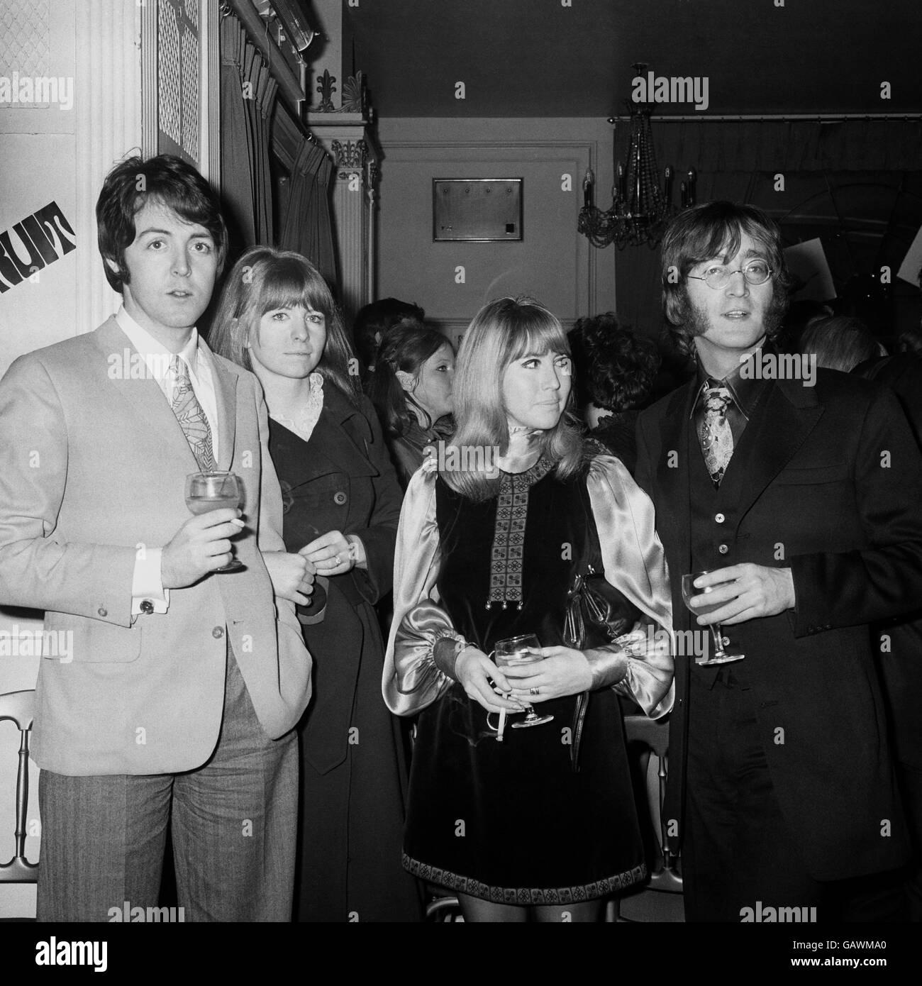 Paul McCartney von den Beatles, mit seiner Schauspielerin Freundin Jane Asher und John Lennon, ebenfalls von den Beatles, mit seiner Frau Cynthia bei der heutigen „Grapefruit“-Party in der Mayfair-Suite des Hanover Grand, London. Die 'Grapefruit' sind eine neue Beat-Gruppe, die die Veröffentlichung ihrer ersten RCA-Single 'Dear Delilah' feierte, die als bittersüßes Liebeslied beschrieben wurde. Stockfoto