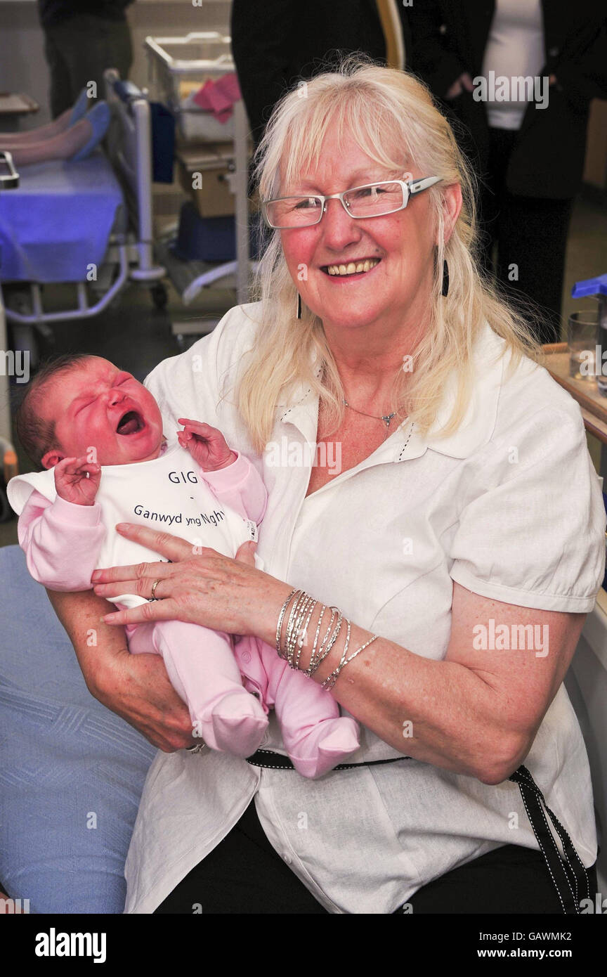Aneira Thomas, das erste Baby, das im NHS geboren wurde, mit dem neugeborenen Baby Kimberley Davies, das am Montag, 23. Juni 2008, im Singleton Hospital, Swansea geboren wurde. Stockfoto