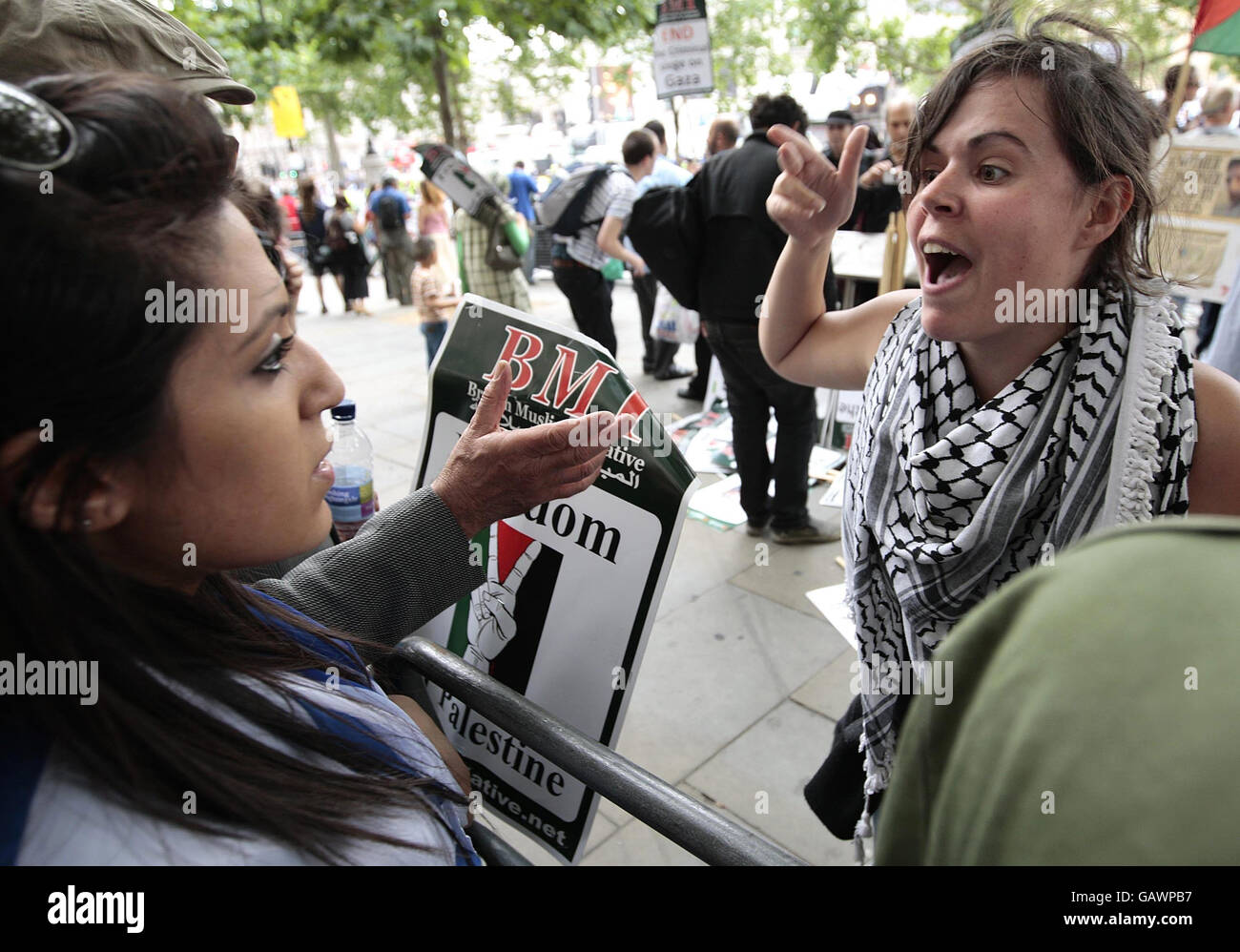 Ein pro-palästinensischer Demonstrator (rechts) argumentiert mit einer Jüdin (links) während eines Protestes, der mit der Salute to Israel Parade auf dem Trafalgar Square in London zusammenfällt. Stockfoto