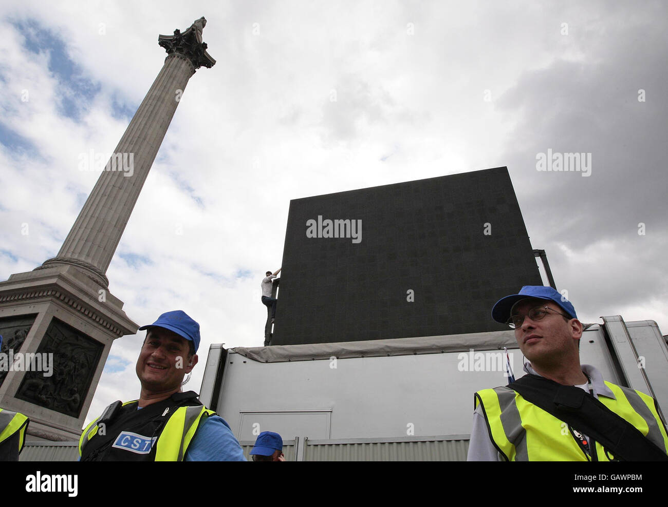 Ein pro-palästinensischer Demonstrator skaliert den mobilen Fernsehbildschirm, um während der Salute to Israel Parade auf dem Trafalgar Square, London, Großbritannien, zu demonstrieren. Stockfoto