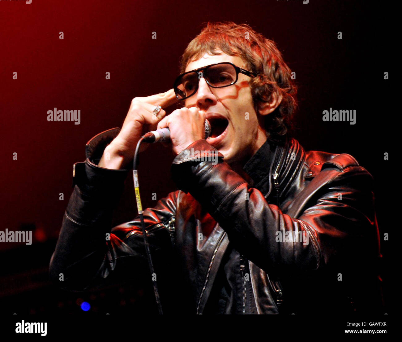 Richard Ashcroft von The Verve tritt während des dritten Tages des Glastonbury Festivals, Somerset, auf der Pyramid Stage auf. Stockfoto