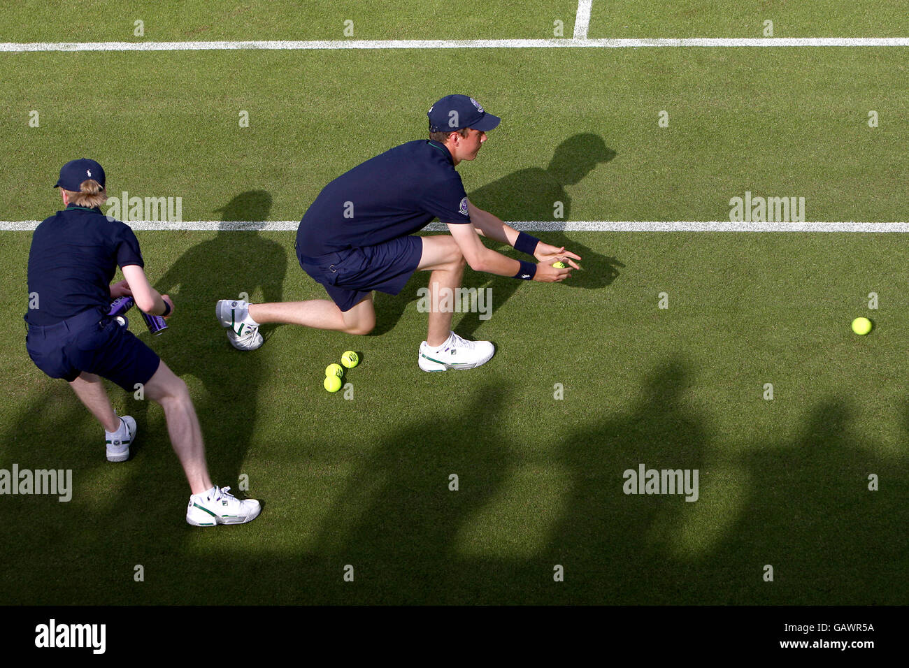 Tennis - Wimbledon Championships 2008 - Tag 2 - The All England Club. Ballboys verteilen die New Balls an die Spieler in Wimbledon Stockfoto