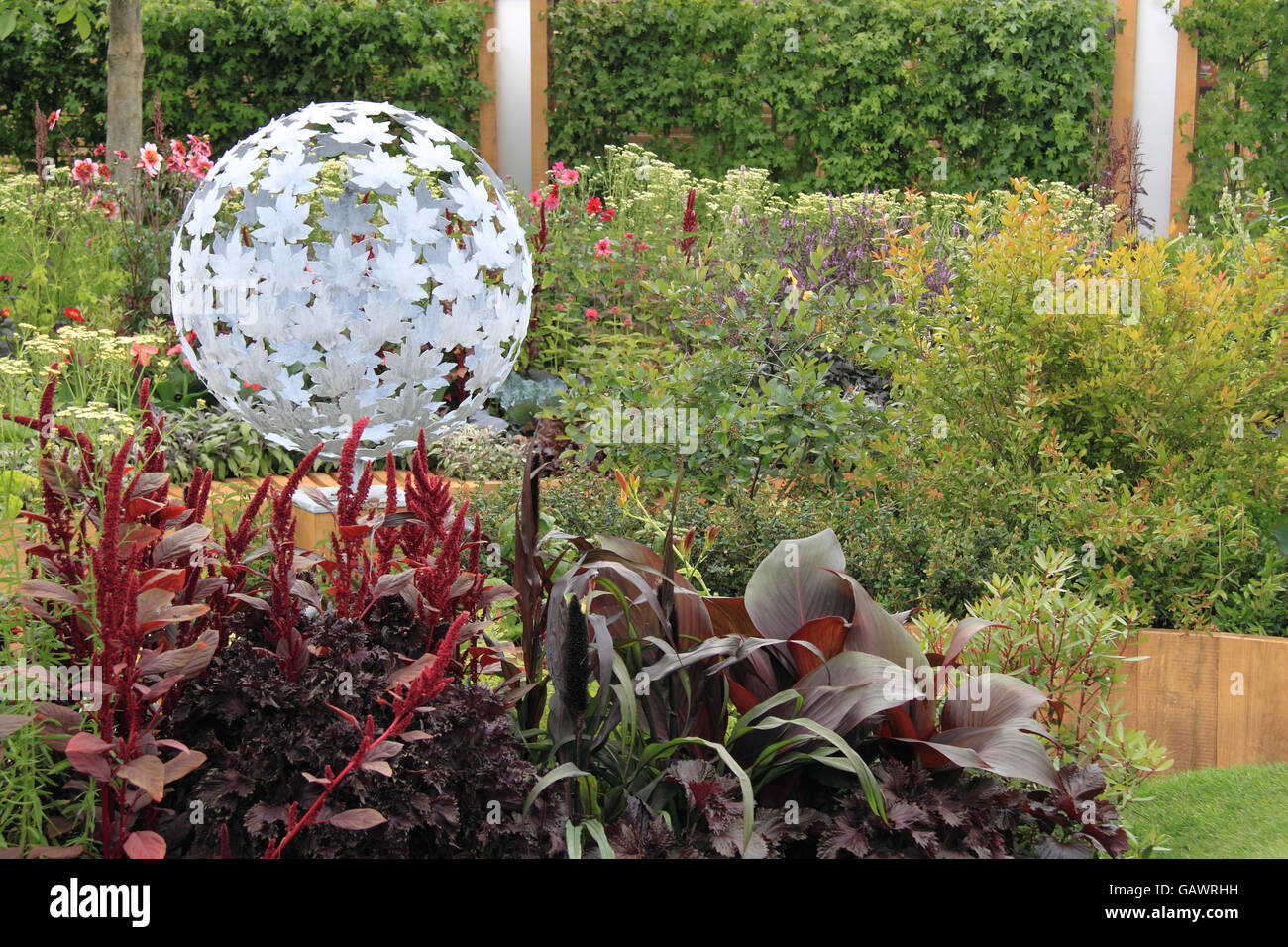 Vergoldetem Silber-Medaillengewinner: Regent Investment Trust "Globale Wachstum Garten" von Jane Bailey. Schaugarten. RHS Hampton Court Palace Flower Show, London, England, UK. Presse-Preview-Tag, 4. Juli 2016. Jährliche Blumenschau, organisiert von der Royal Horticultural Society. Von Dienstag, 5. Juli bis Sonntag, 10. Juli 2016 laufen. Bildnachweis: Ian Bottle / Alamy Live News Stockfoto