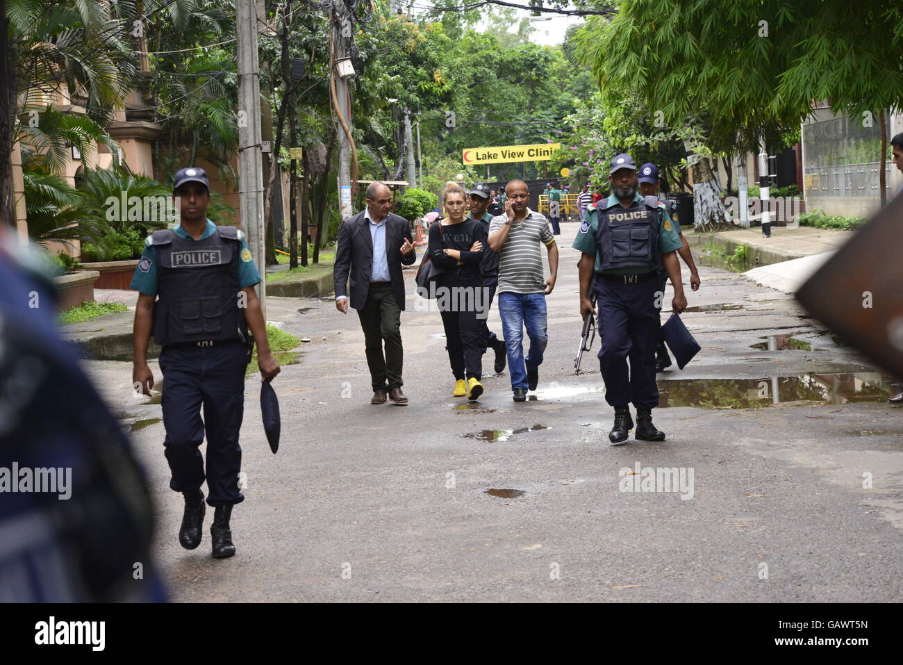 Dhaka, Bangladesch. 4. Juli 2016. Bangladeshi Polizisten Absperren der Nähe Holey handwerkliche Bäckerei, das war das Ziel des militanten Angriffs Wochenende in Dhaka, Bangladesch, 4. Juli 2016. Der Angriff - der schlimmste Krampf der Gewalt noch die jüngste Serie von tödlichen Angriffen getroffen Bangladesch - hat betäubt die traditionell gemäßigte muslimische Nation und globale Bedenken wegen ob es zunehmend schrillen militante Islamisten bewältigen kann. Bildnachweis: Mamunur Rashid/Alamy Live-Nachrichten Stockfoto