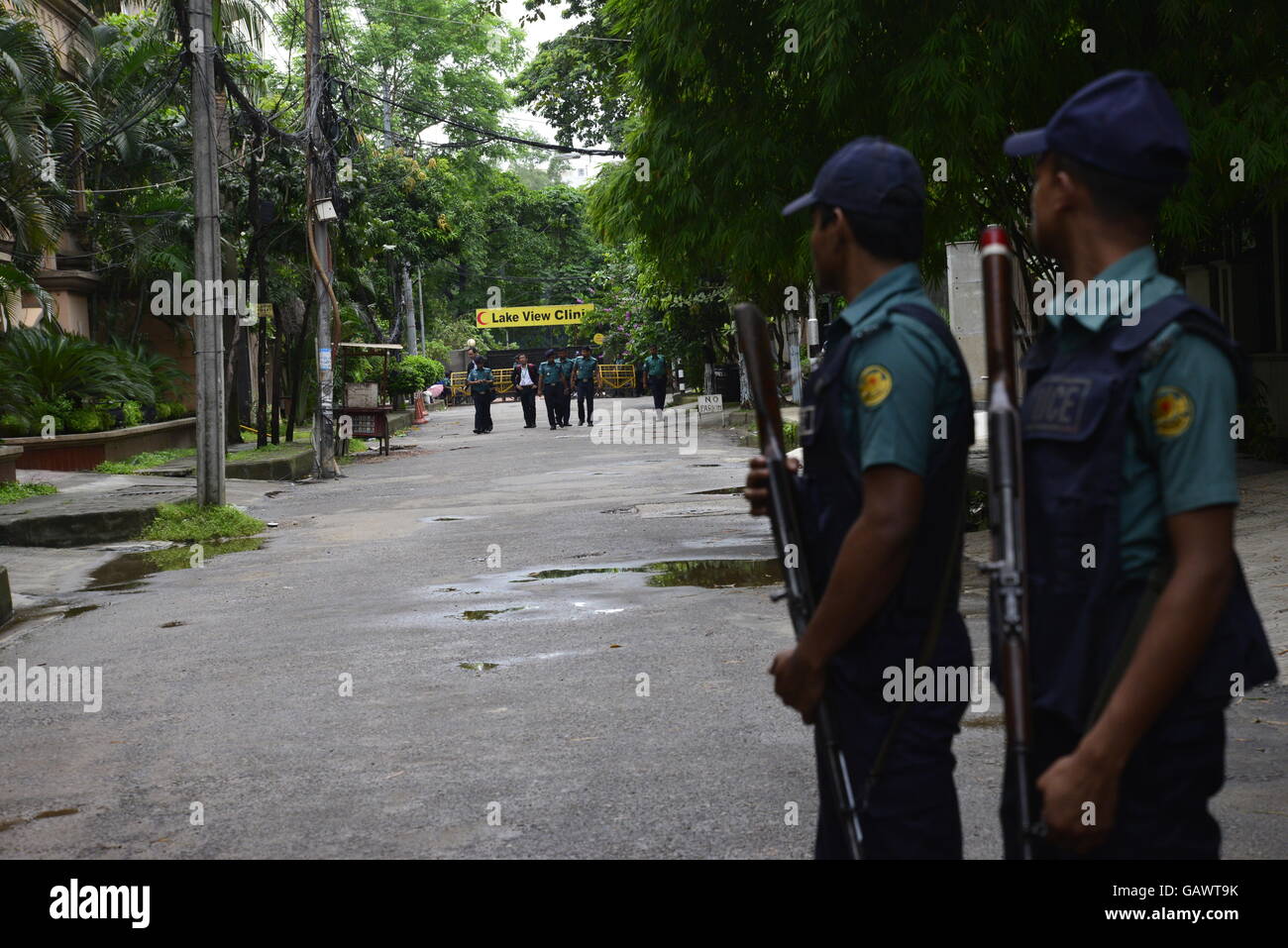 Dhaka, Bangladesch. 4. Juli 2016. Bangladeshi Polizisten Absperren der Nähe Holey handwerkliche Bäckerei, das war das Ziel des militanten Angriffs Wochenende in Dhaka, Bangladesch, 4. Juli 2016. Der Angriff - der schlimmste Krampf der Gewalt noch die jüngste Serie von tödlichen Angriffen getroffen Bangladesch - hat betäubt die traditionell gemäßigte muslimische Nation und globale Bedenken wegen ob es zunehmend schrillen militante Islamisten bewältigen kann. Bildnachweis: Mamunur Rashid/Alamy Live-Nachrichten Stockfoto