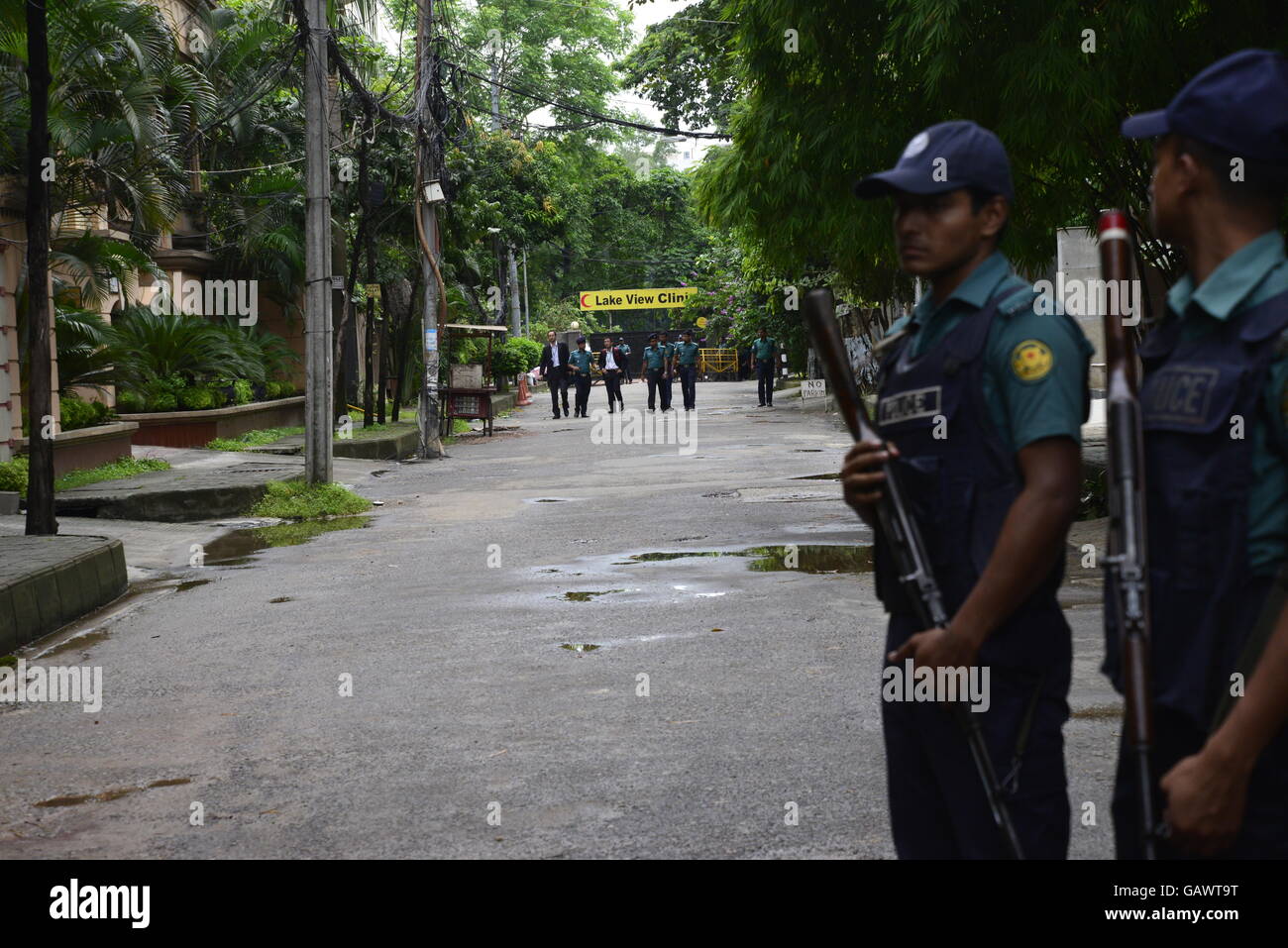 Dhaka, Bangladesch. 4. Juli 2016. Bangladeshi Polizisten Absperren der Nähe Holey handwerkliche Bäckerei, das war das Ziel des militanten Angriffs Wochenende in Dhaka, Bangladesch, 4. Juli 2016. Der Angriff - der schlimmste Krampf der Gewalt noch die jüngste Serie von tödlichen Angriffen getroffen Bangladesch - hat betäubt die traditionell gemäßigte muslimische Nation und globale Bedenken wegen ob es zunehmend schrillen militante Islamisten bewältigen kann. Bildnachweis: Mamunur Rashid/Alamy Live-Nachrichten Stockfoto