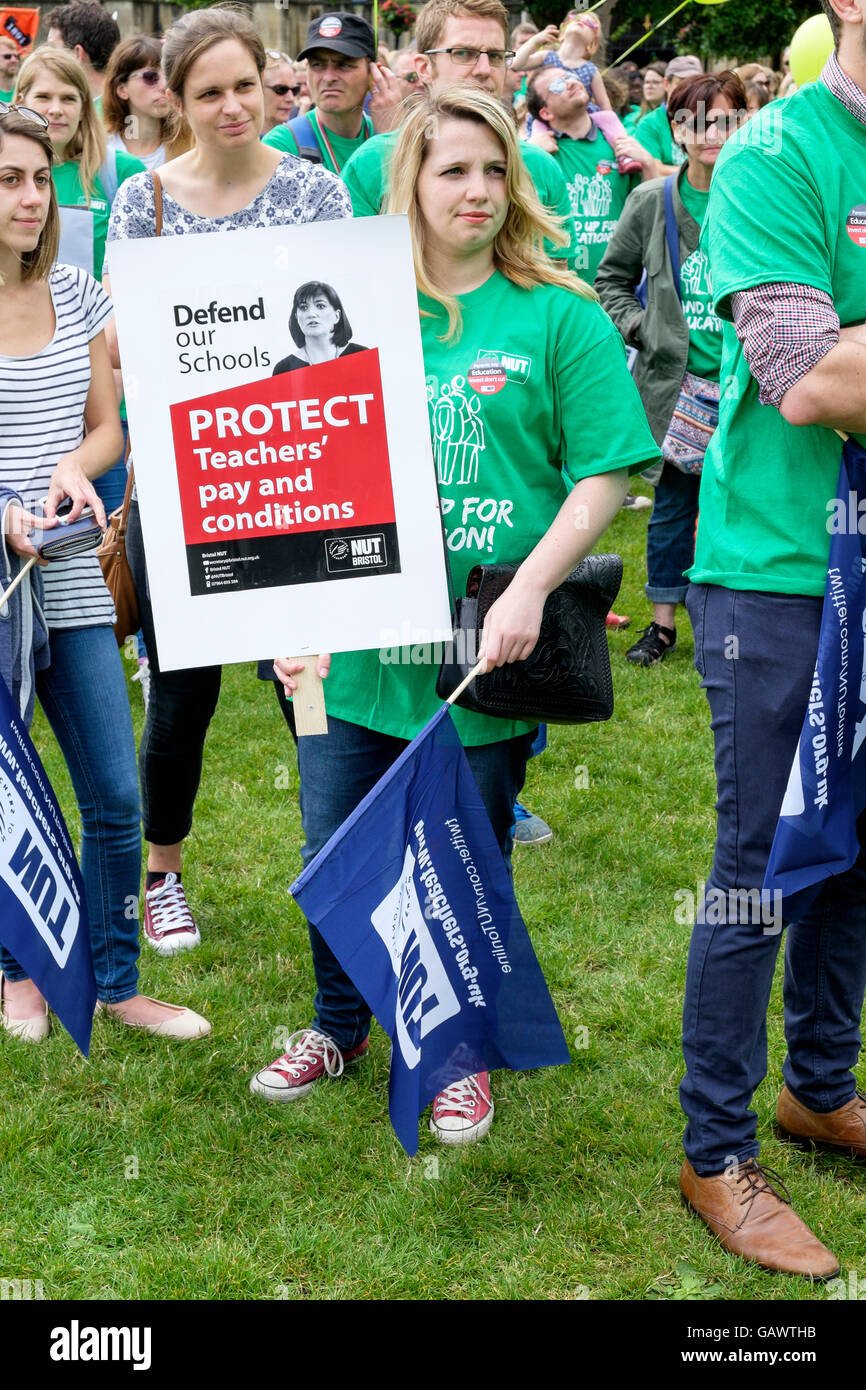 Bristol, UK. 5. Juli 2016. Streikenden Lehrern und ihre Unterstützer sind abgebildet, wie sie reden bei Rallye im Zentrum Stadt zu hören. Die Demonstration war Teil eines nationalen Tages der Aktion namens durch die Mutter, einen Lehrer-Streik am 5. Juli zu unterstützen. Bildnachweis: Lynchpics/Alamy Live-Nachrichten Stockfoto