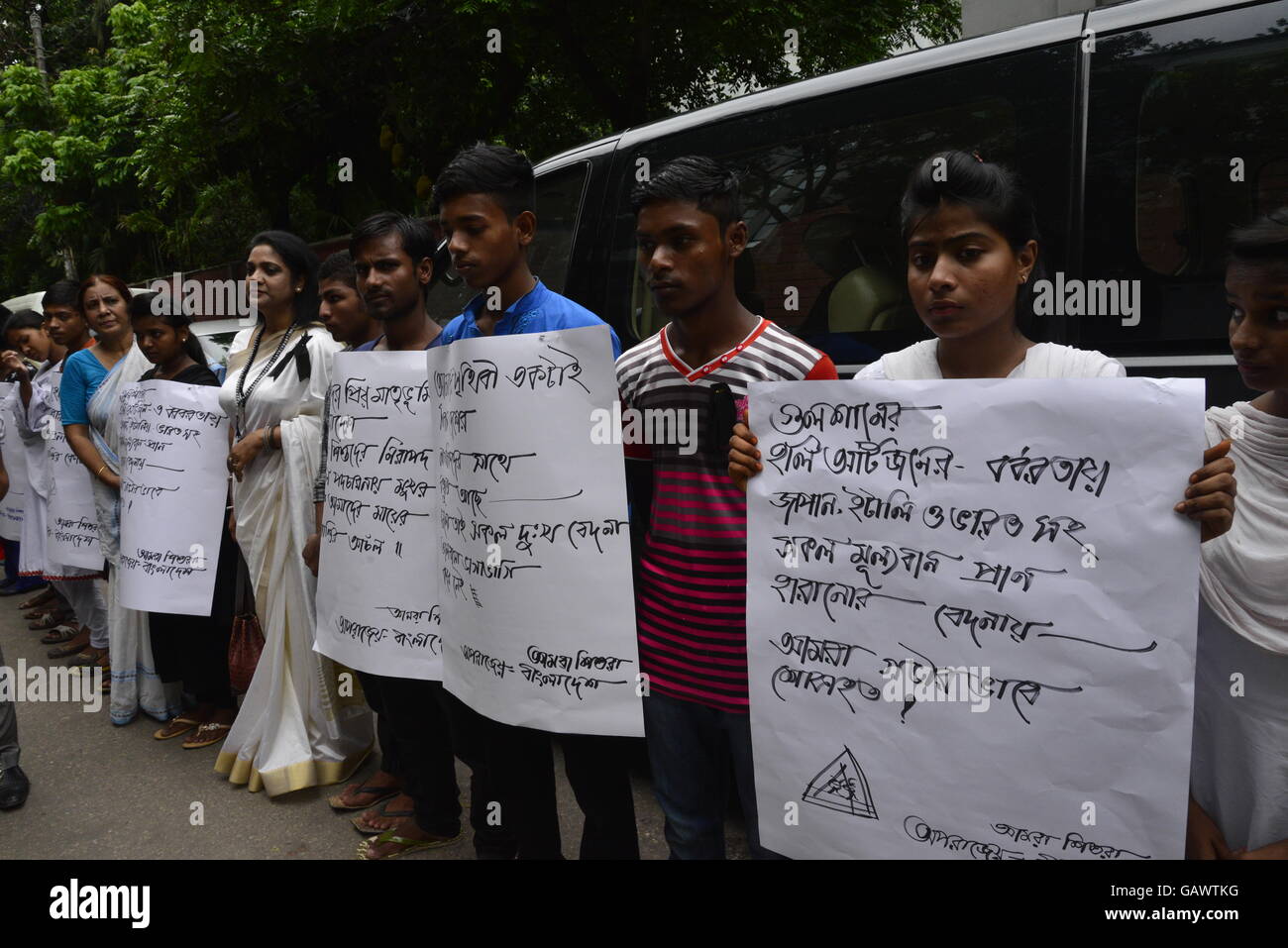 Dhaka, Bangladesch. 4. Juli 2016. Bangladeshi Schüler statt eine Menschenkette um Terror-Anschlag in der löchrigen handwerkliche Bäckerei zu protestieren, das war das Ziel des militanten Angriffs Wochenende in Dhaka, Bangladesch, 4. Juli 2016. Der Angriff - der schlimmste Krampf der Gewalt noch die jüngste Serie von tödlichen Angriffen getroffen Bangladesch - hat betäubt die traditionell gemäßigte muslimische Nation und globale Bedenken wegen ob es zunehmend schrillen militante Islamisten bewältigen kann. Bildnachweis: Mamunur Rashid/Alamy Live-Nachrichten Stockfoto