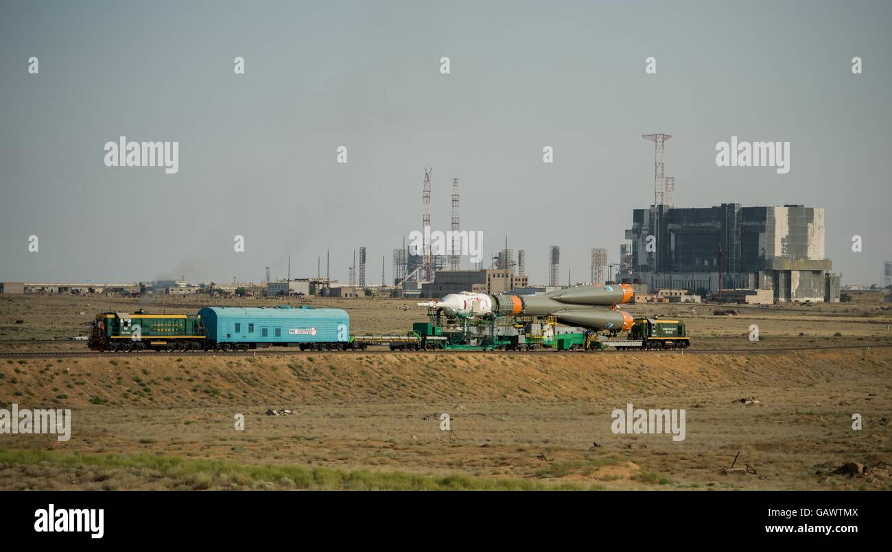 Baikonur Kosmodrom, Kasachstan. 4. Juli 2016. Das Raumschiff Sojus MS-01 ist mit dem Zug auf der Startrampe in Baikonur Kosmodrom 4. Juli 2016 in Kasachstan ausgerollt. Expedition 48 Besatzungsmitglieder: amerikanische Kate Rubins, russische Kosmonauten Anatoly Ivanishin und japanische Astronaut Takuya Onishi werden voraussichtlich am 7. Juli starten. Bildnachweis: Planetpix/Alamy Live-Nachrichten Stockfoto