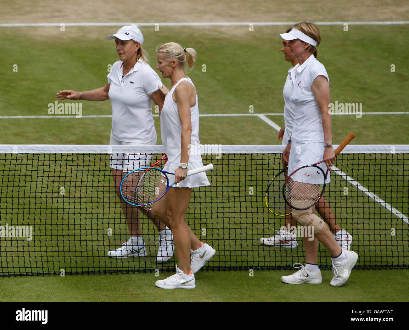 05.07.2016. all England Lawn-Tennis and Croquet Club, London, England. Wimbledon Tennis Championships Tag 9. Tennis-Legende Martina Navratilova (USA) und ihr partner Selima Sfar (TUN) Jana Novotna (CZE) und Helena Suková (CZE) in der Damen Invitational Doppel zu spielen. Navratilova führt die Spieler vor Gericht, nachdem sie und Sfar Sätzen gewinnen. Stockfoto