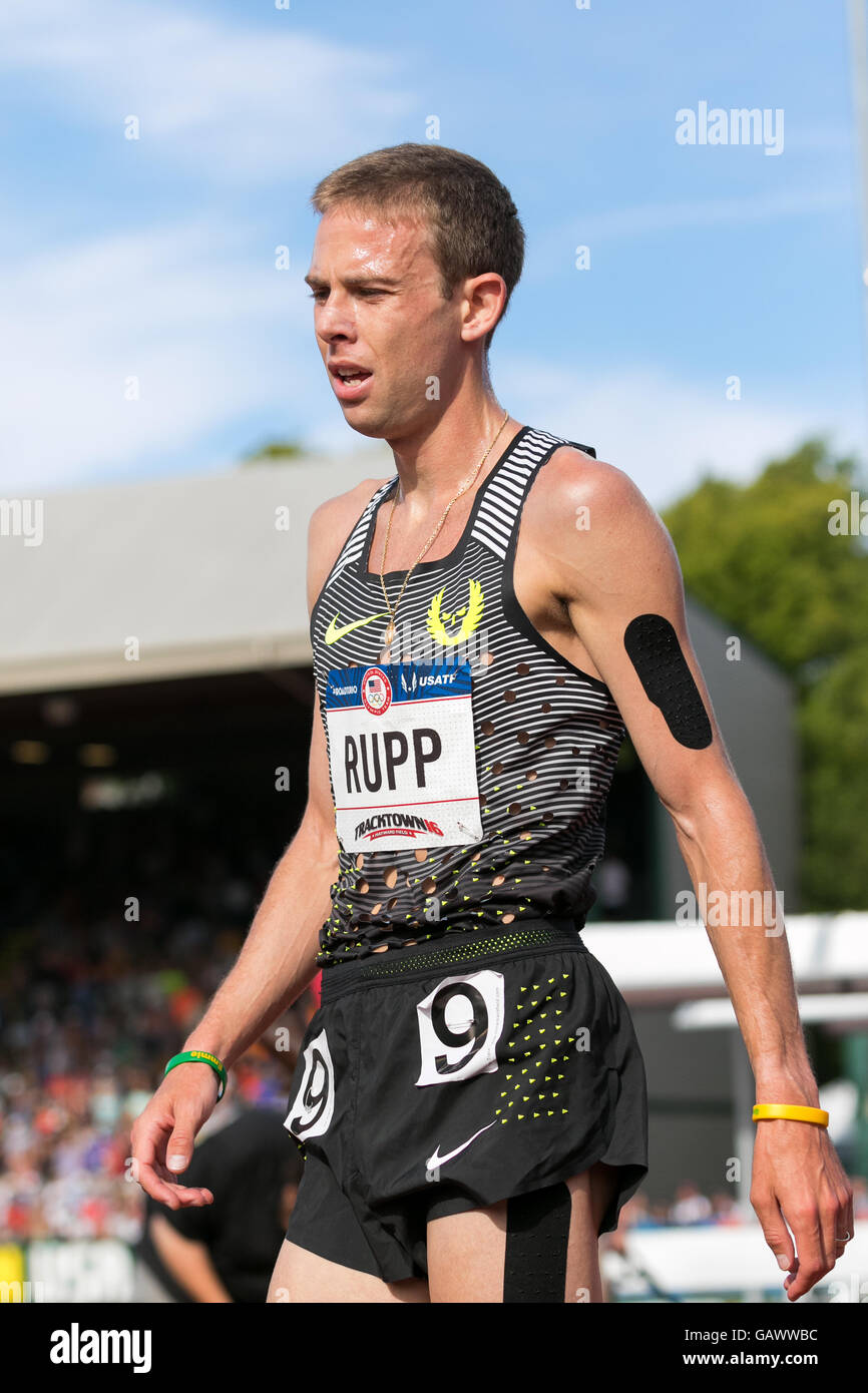 Eugene, USA. 4. Juli 2016. Galen Rupp warten auf die Ergebnisse der 1. Runde der Männer 5000 m bei den 2016 USATF Olympic Trials in historischen Hayward Field in Eugene, Oregon, USA. Bildnachweis: Joshua Rainey/Alamy Live-Nachrichten. Stockfoto