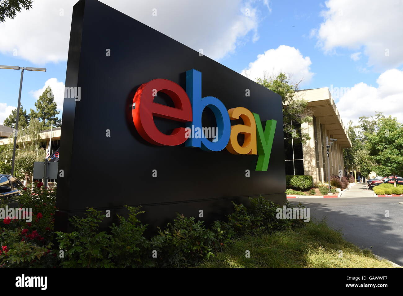 Das Logo der Online-Auktionsplattform Ebay vor dem Intel-Hauptsitz in San José, USA, 21. Mai 2016. Foto: ANDREJ SOKOLOW/dpa Stockfoto