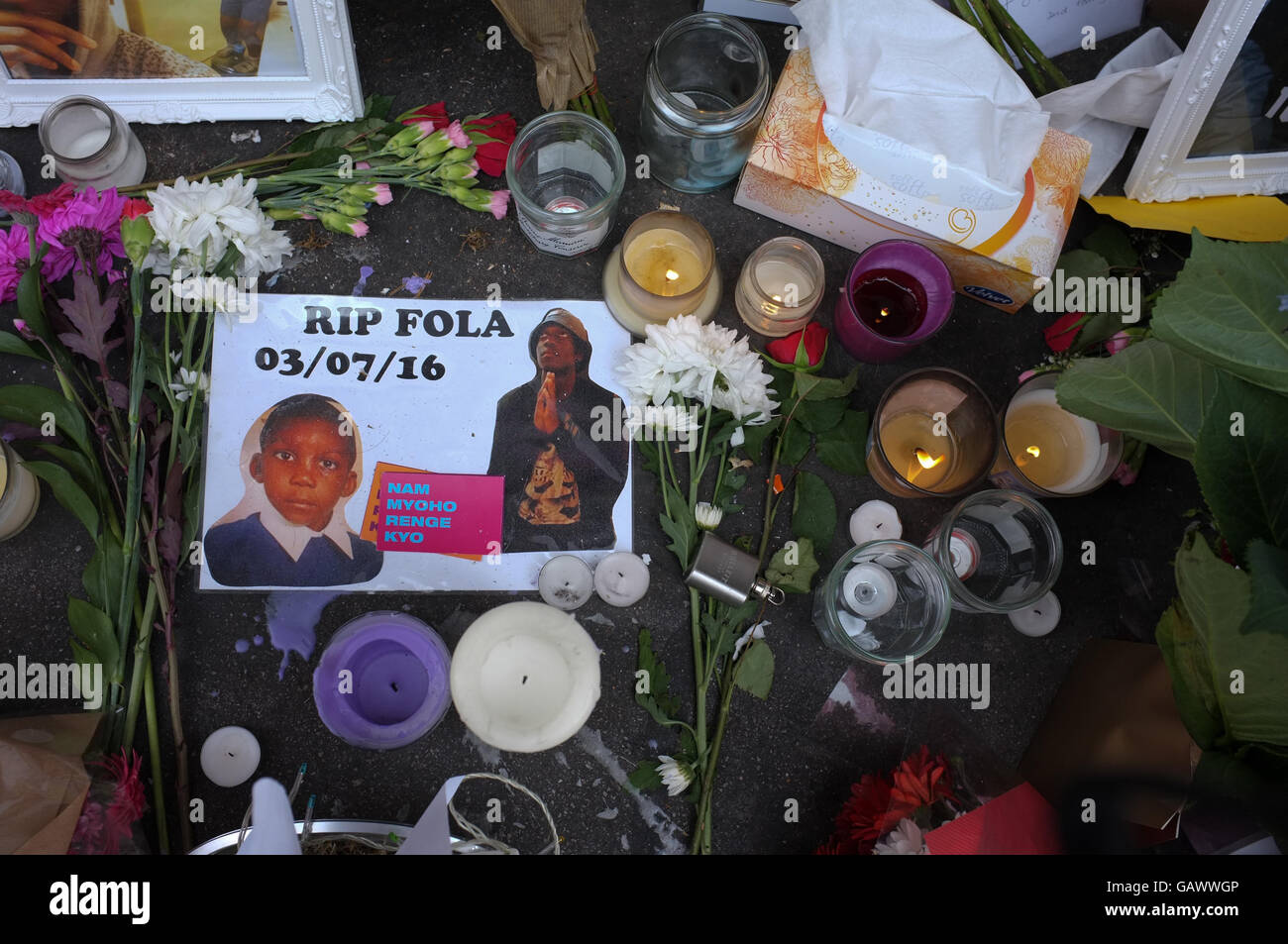 London, UK. 5. Juli 2016. Ehrungen auf der Stelle, wo Teenager Fola Orebiyi, 17, auf der Portobello Road, London erstochen wurde. Bildnachweis: Jonathan Katzenellenbogen/Alamy Live-Nachrichten Stockfoto