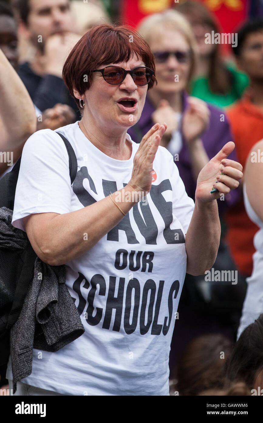 London, UK. 5. Juli 2016. Christine Blower, ehemaliger Generalsekretär des nationalen der Lehrer (ÜBERWURFMUTTER), unter Tausenden von Streikende Lehrer bei einer Kundgebung in Parliament Square. Bildnachweis: Mark Kerrison/Alamy Live-Nachrichten Stockfoto