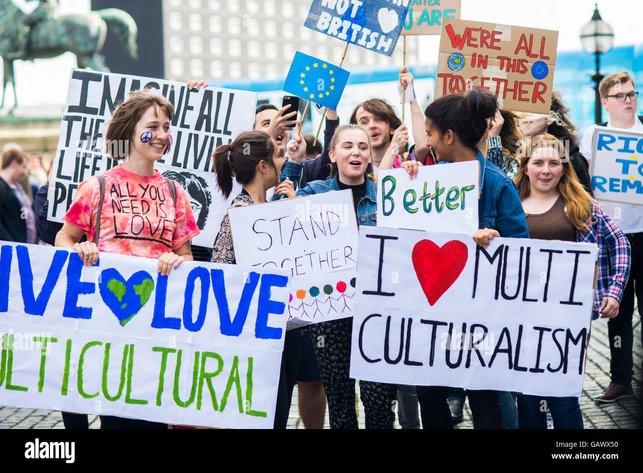 Liverpool, Vereinigtes Königreich, 5. Juni 2016. Eine Gruppe von jungen Leuten mit pro EU Banner bei der Rallye "Zusammenstehen Liverpool" am St.-Georgs Halle. Bildnachweis: Hayley Blackledge/Alamy Live News/Alamy Live-Nachrichten Stockfoto