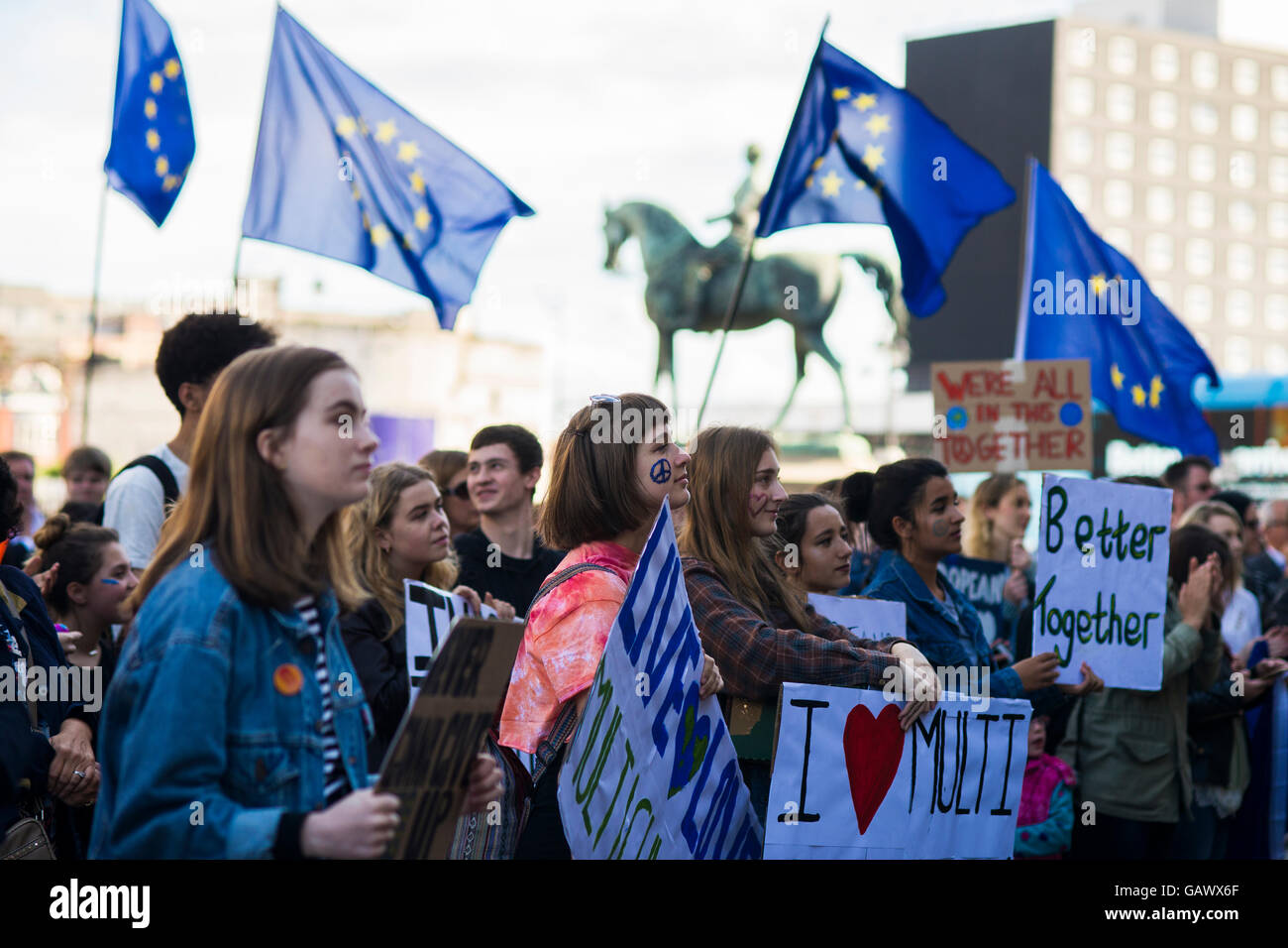 Liverpool, Vereinigtes Königreich, 5. Juni 2016. Eine Gruppe von Leuten mit pro EU Banner bei der Rallye "Zusammenstehen Liverpool" am St.-Georgs Halle. Bildnachweis: Hayley Blackledge/Alamy Live News/Alamy Live-Nachrichten Stockfoto