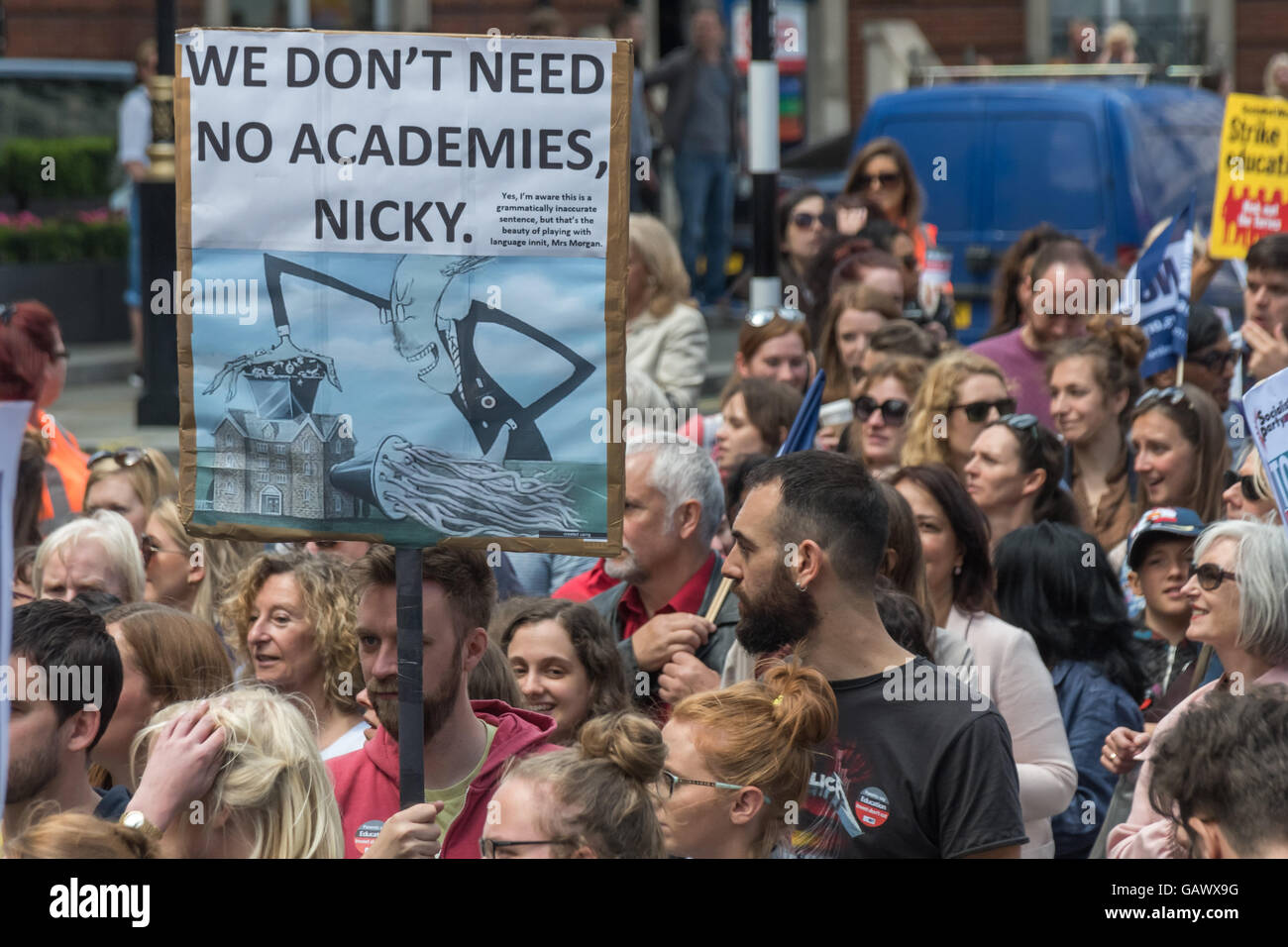 London, UK. 5. Juli 2016. Nuss-Mitglieder nehmen Streiks gegen Kürzungen der Regierung Finanzierung und die zunehmende Deregulierung der Lehrergehälter und Bedingungen durch den zunehmenden Druck auf Schulen, Akademien Marsch durch London von der BBC zu einer Kundgebung in Parliament Square zu werden. Ein großes Plakat liest "Wir Don't brauchen keine Akademien, NIcky" mit einer Meldung darauf hingewiesen, dass zwar schlechte Grammatik es die Schönheit veranschaulicht des spielen mit Sprache - ein Kommentar auf die normative National Curriculum. Bildnachweis: Peter Marshall/Alamy Live-Nachrichten Stockfoto