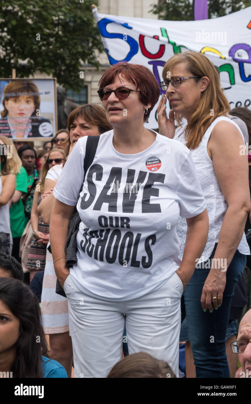 London, UK. 5. Juli 2016. Christine Blower, Stand früherer Generalsekretär der Mutter, die am Ende des Mai zog sich in der Menge bei der Rallye in Parliament Square nach ihrem Marsch durch London am Tag ihres Streiks gegen Kürzungen bei der Finanzierung der Regierung und der zunehmenden Deregulierung der Lehrergehälter und Bedingungen durch den zunehmenden Druck auf Schulen, Akademien zu werden. Redner, darunter John McDonnell MP und Kevin Courtney, Acting General Secretary fuer der National Union of Teachers. Bildnachweis: Peter Marshall/Alamy Live-Nachrichten Stockfoto