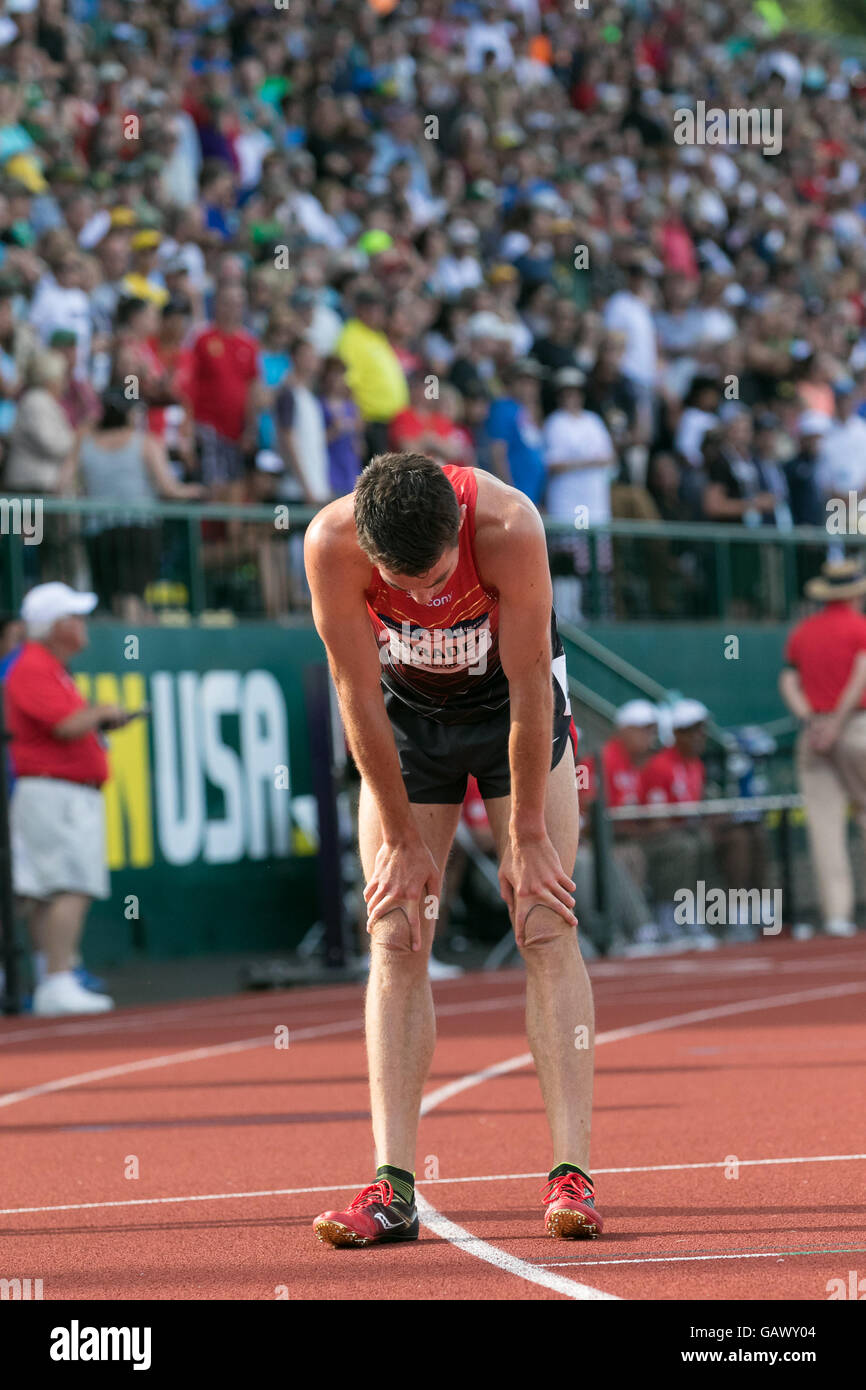 Eugene, USA. 4. Juli 2016. Brian Shrader reagiert nach der Feststellung, er war beat von Galen Rupp von 1/1000stel Sekunde in der Qualifikationsrunde der Männer 5000 m bei den 2016 USATF Olympic Trials in historischen Hayward Field in Eugene, Oregon, USA. Bildnachweis: Joshua Rainey/Alamy Live-Nachrichten. Stockfoto