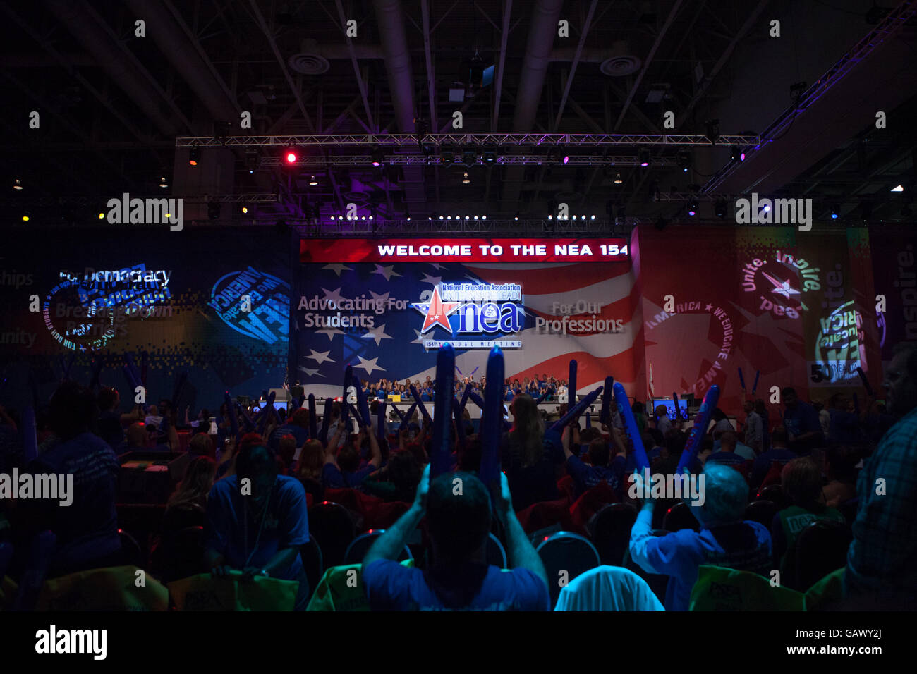 Washington DC, USA. 5. Juli 2016. Am Dienstag, 5. Juli, im Walter E. Washington Convention Center, einer Menge von mehr als 7.500 NEA Delegierten erwarten Secretary Hillary Clinton, die mutmaßlichen demokratischen Präsidentschaftskandidaten, die sie auf der National Education Association (NEA) behandelt 95. repräsentativen Versammlung (RA). Im Oktober empfohlen NEA Pädagogen Außenministerin Clinton in die demokratischen Primary. Bildnachweis: Cheriss Mai / Alamy Live News Stockfoto