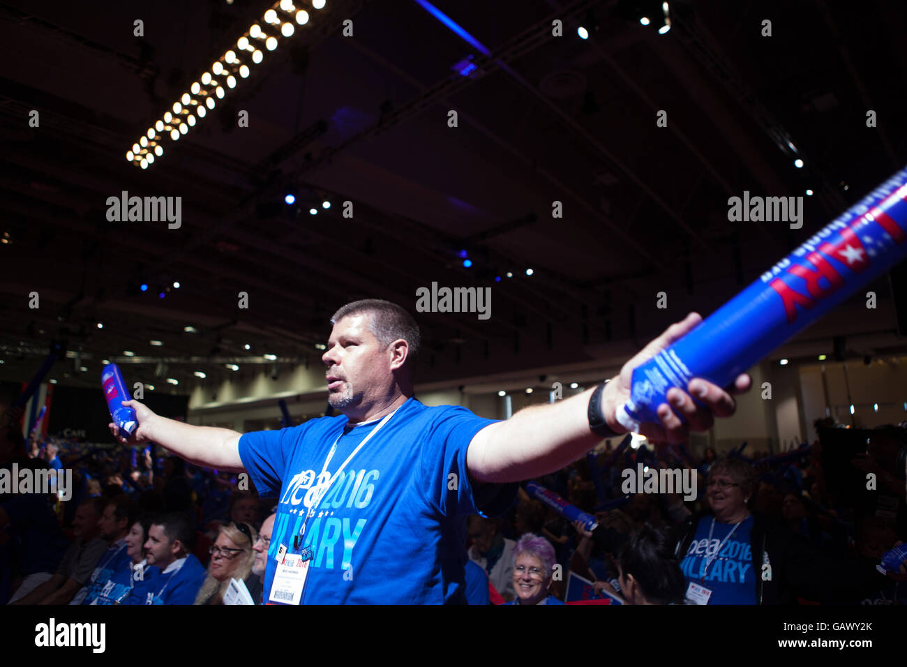 Washington DC, USA. 5. Juli 2016. Am Dienstag, 5. Juli, im Walter E. Washington Convention Center, NEA Delegierte, Bravo für Secretary Hillary Clinton, die mutmaßlichen demokratischen Präsidentschaftskandidaten gerichtet mehr als 7.500, bei der National Education Association (NEA) 95. repräsentativen Versammlung (RA). Im Oktober empfohlen NEA Pädagogen Außenministerin Clinton in die demokratischen Primary. Bildnachweis: Cheriss Mai / Alamy Live News Stockfoto