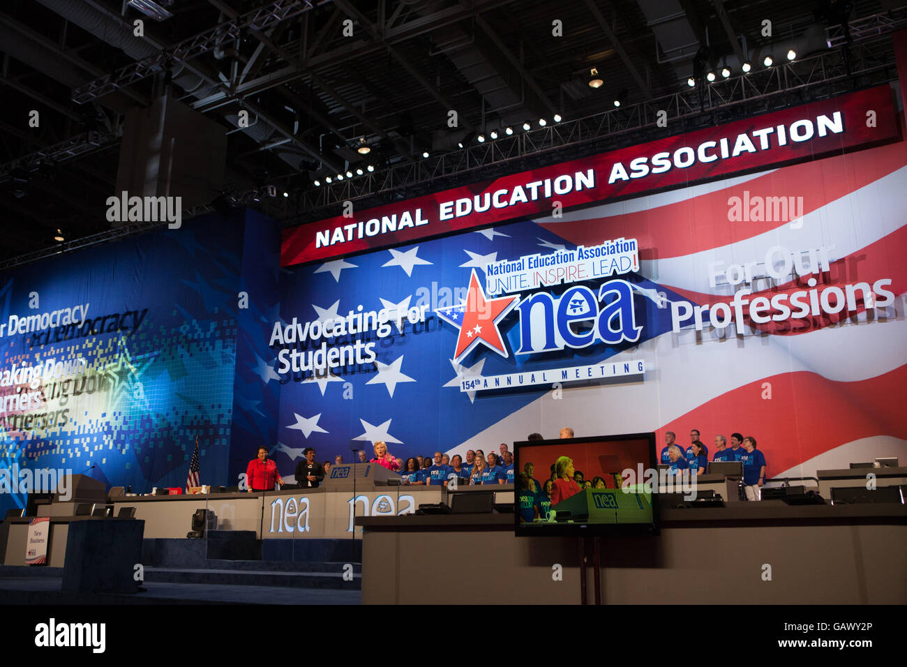 Washington DC, USA. 5. Juli 2016. Am Dienstag, 5. Juli, im Walter E. Washington Convention Center, Secretary Hillary Clinton, die mutmaßlichen demokratischen Präsidentschaftskandidaten gerichtet mehr als 7.500 Delegierten bei der National Education Association (NEA) 95. repräsentativen Versammlung (RA). Im Oktober empfohlen NEA Pädagogen Außenministerin Clinton in die demokratischen Primary. Bildnachweis: Cheriss Mai / Alamy Live News Stockfoto