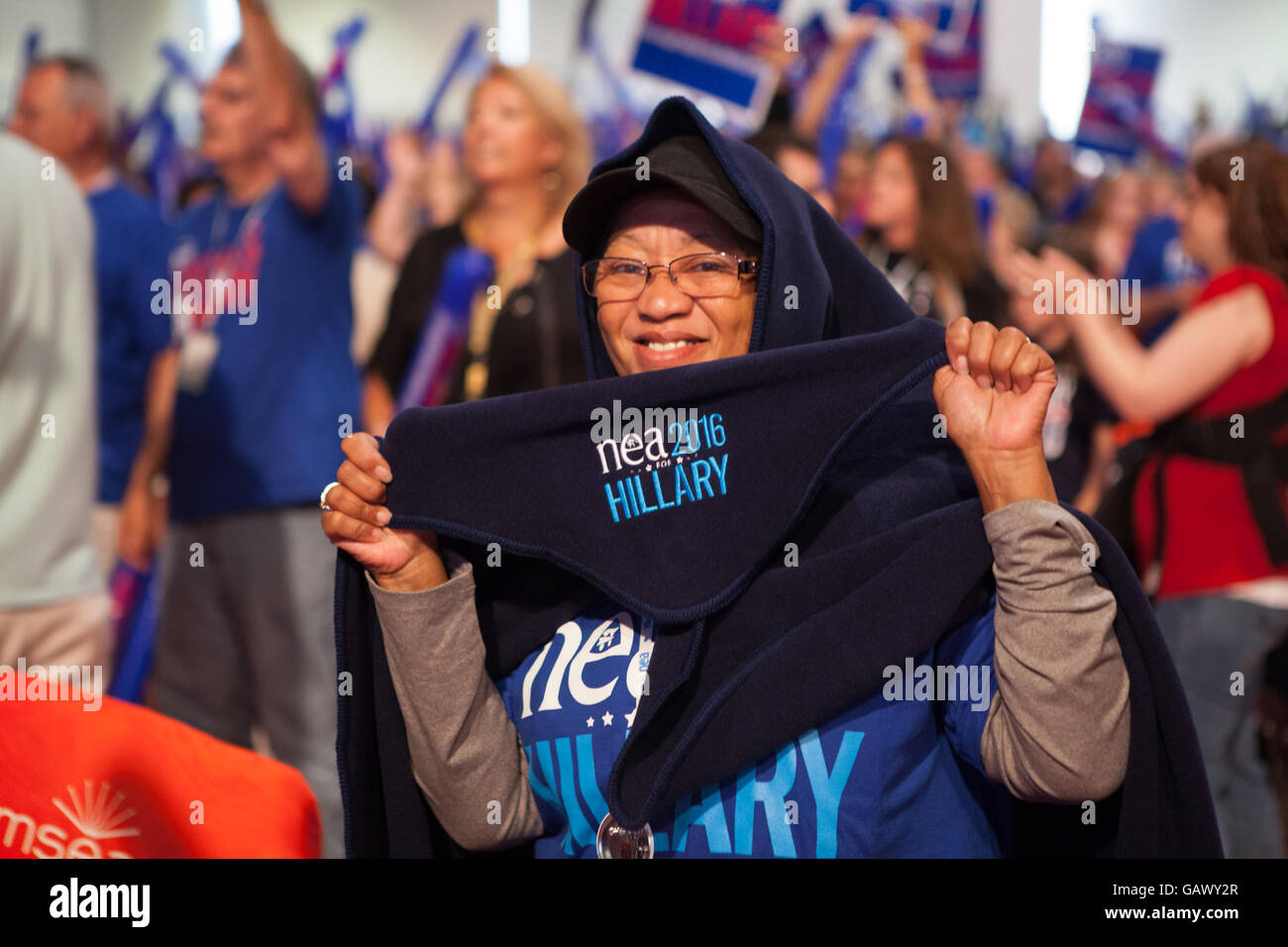 Washington DC, USA. 5. Juli 2016. Am Dienstag, 5. Juli, im Walter E. Washington Convention Center, NEA Delegierte, Bravo für Secretary Hillary Clinton, die mutmaßlichen demokratischen Präsidentschaftskandidaten gerichtet mehr als 7.500, bei der National Education Association (NEA) 95. repräsentativen Versammlung (RA). Im Oktober empfohlen NEA Pädagogen Außenministerin Clinton in die demokratischen Primary. Bildnachweis: Cheriss Mai / Alamy Live News Stockfoto