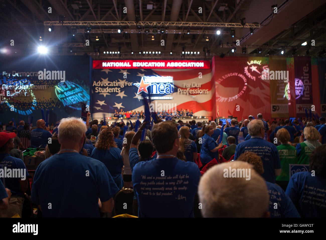 Washington DC, USA. 5. Juli 2016. Am Dienstag, 5. Juli, im Walter E. Washington Convention Center, NEA Delegierte, Bravo für Secretary Hillary Clinton, die mutmaßlichen demokratischen Präsidentschaftskandidaten gerichtet mehr als 7.500, bei der National Education Association (NEA) 95. repräsentativen Versammlung (RA). Im Oktober empfohlen NEA Pädagogen Außenministerin Clinton in die demokratischen Primary. Bildnachweis: Cheriss Mai / Alamy Live News Stockfoto