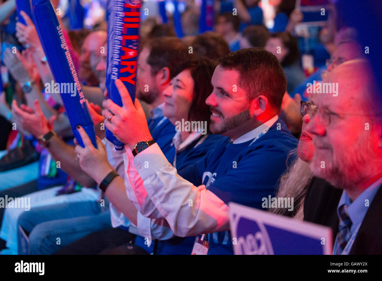 Washington DC, USA. 5. Juli 2016. Am Dienstag, 5. Juli, im Walter E. Washington Convention Center, NEA Delegierte, Bravo für Secretary Hillary Clinton, die mutmaßlichen demokratischen Präsidentschaftskandidaten gerichtet mehr als 7.500, bei der National Education Association (NEA) 95. repräsentativen Versammlung (RA). Im Oktober empfohlen NEA Pädagogen Außenministerin Clinton in die demokratischen Primary. Bildnachweis: Cheriss Mai / Alamy Live News Stockfoto