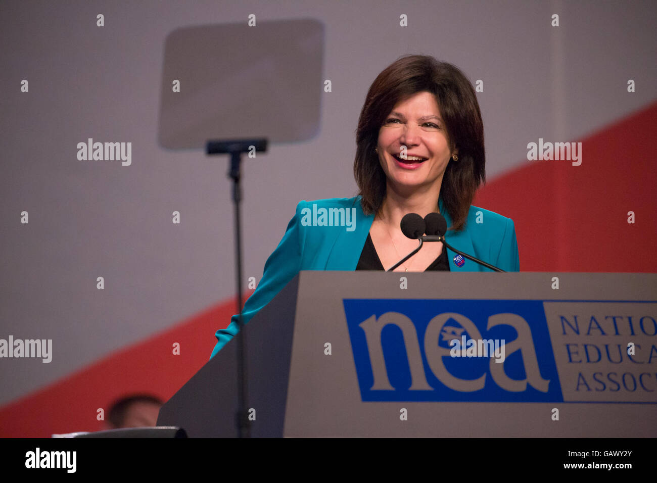 Washington DC, USA. 5. Juli 2016. Am Dienstag, 5. Juli, im Walter E. Washington Convention Center, stellt Lily Eskelsen García, NEA Präsident, Außenministerin Hillary Clinton, die mutmaßlichen demokratischen Präsidentschaftskandidaten, behandelt mehr als 7.500 Delegierten bei der National Education Association (NEA) 95. repräsentativen Versammlung (RA). Im Oktober empfohlen NEA Pädagogen Außenministerin Clinton in die demokratischen Primary. Bildnachweis: Cheriss Mai / Alamy Live News Stockfoto