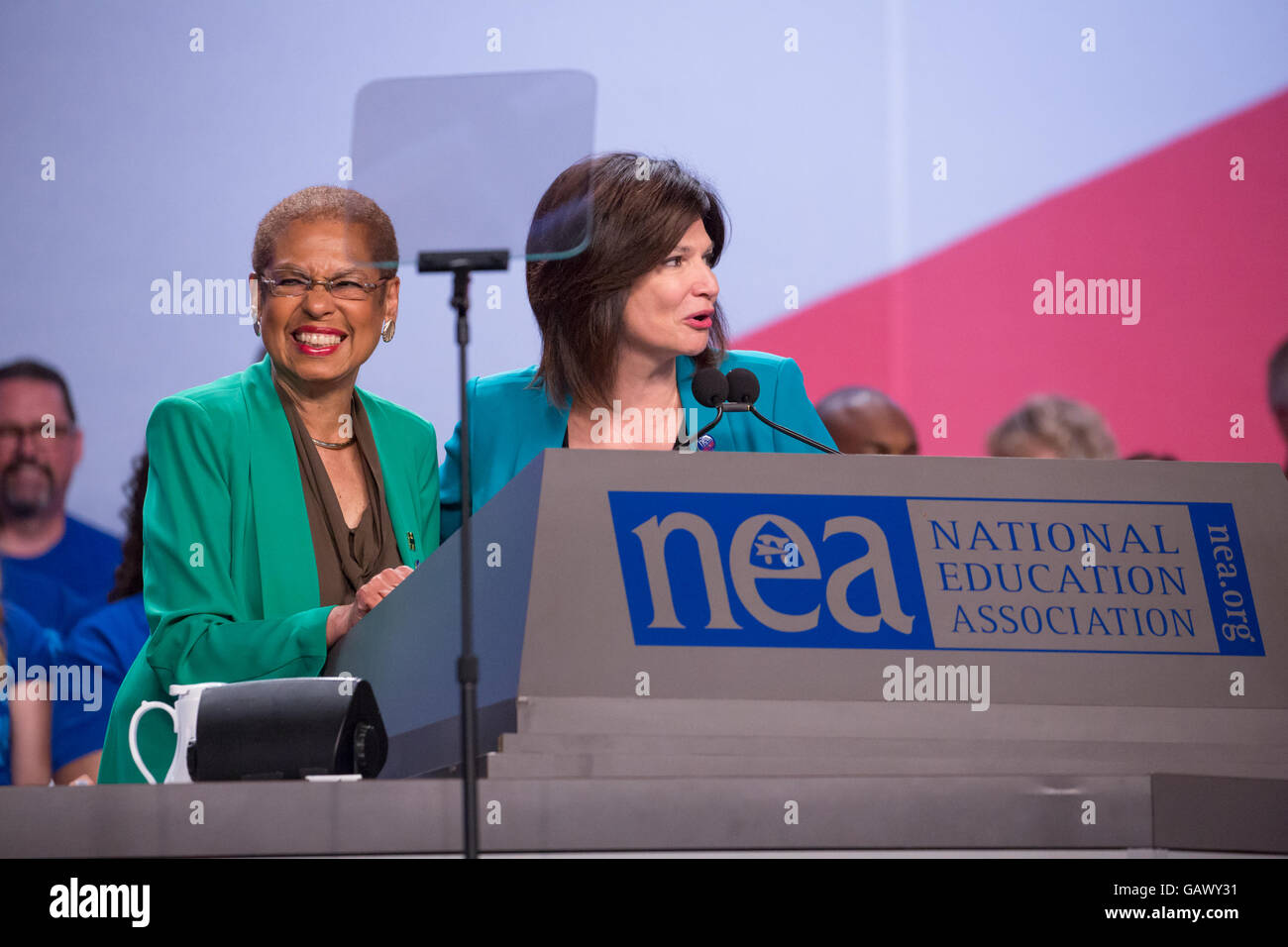 Washington DC, USA. 5. Juli 2016. Am Dienstag, 5. Juli, im Walter E. Washington Convention Center, l-R, Kongressabgeordnete Eleanor Holmes Norton und Lily Eskelsen García, NEA Präsident behandelt mehr als 7.500 Delegierten bei der National Education Association (NEA) 95. repräsentativen Versammlung (RA). Im Oktober empfohlen NEA Pädagogen Außenministerin Clinton in die demokratischen Primary. Bildnachweis: Cheriss Mai / Alamy Live News Stockfoto