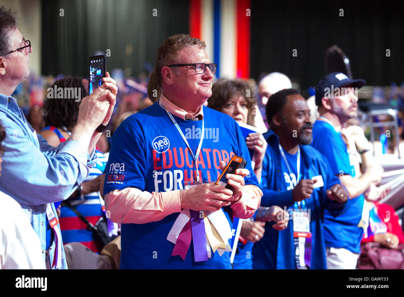 Washington DC, USA. 5. Juli 2016. Am Dienstag, 5. Juli, im Walter E. Washington Convention Center, NEA Delegierte, Bravo für Secretary Hillary Clinton, die mutmaßlichen demokratischen Präsidentschaftskandidaten gerichtet mehr als 7.500, bei der National Education Association (NEA) 95. repräsentativen Versammlung (RA). Im Oktober empfohlen NEA Pädagogen Außenministerin Clinton in die demokratischen Primary. Bildnachweis: Cheriss Mai / Alamy Live News Stockfoto