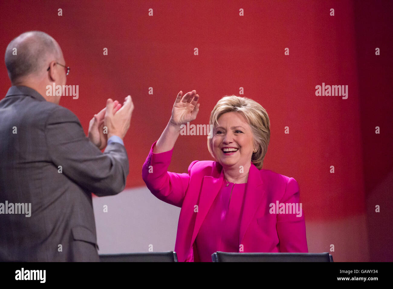 Washington DC, USA. 5. Juli 2016. Am Dienstag, 5. Juli, im Walter E. Washington Convention Center, Secretary Hillary Clinton, die mutmaßlichen demokratischen Präsidentschaftskandidaten, betritt die Bühne um mehr als 7.500 Delegierten bei der National Education Association (NEA) Adresse 95. repräsentativen Versammlung (RA). Im Oktober empfohlen NEA Pädagogen Außenministerin Clinton in die demokratischen Primary. Bildnachweis: Cheriss Mai / Alamy Live News Stockfoto