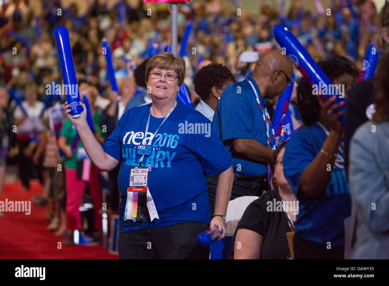 Washington DC, USA. 5. Juli 2016. Am Dienstag, 5. Juli, im Walter E. Washington Convention Center, NEA Delegierte, Bravo für Secretary Hillary Clinton, die mutmaßlichen demokratischen Präsidentschaftskandidaten gerichtet mehr als 7.500, bei der National Education Association (NEA) 95. repräsentativen Versammlung (RA). Im Oktober empfohlen NEA Pädagogen Außenministerin Clinton in die demokratischen Primary. Bildnachweis: Cheriss Mai / Alamy Live News Stockfoto