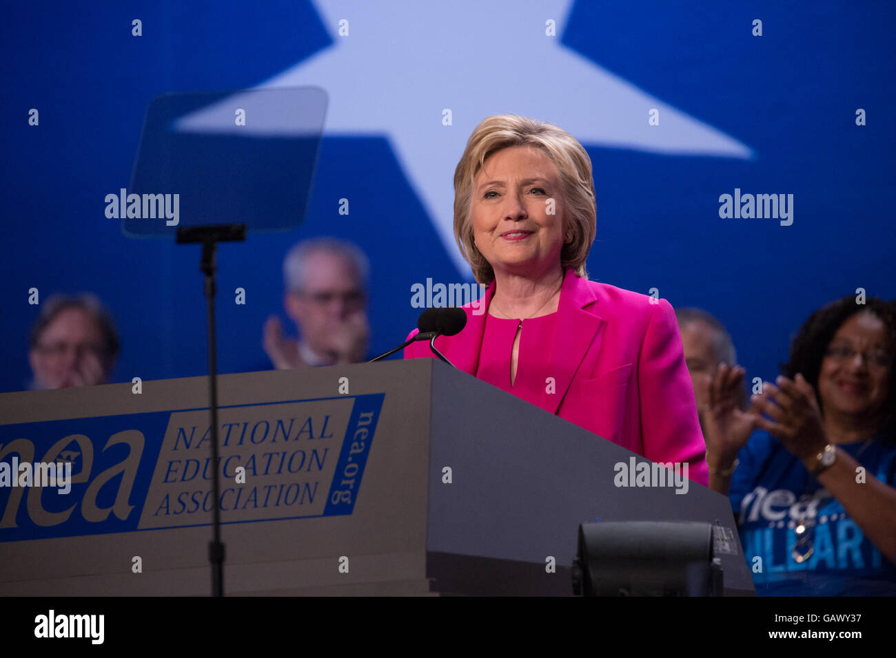 Washington DC, USA. 5. Juli 2016. Am Dienstag, 5. Juli, im Walter E. Washington Convention Center, Secretary Hillary Clinton, die mutmaßlichen demokratischen Präsidentschaftskandidaten gerichtet mehr als 7.500 Delegierten bei der National Education Association (NEA) 95. repräsentativen Versammlung (RA). Im Oktober empfohlen NEA Pädagogen Außenministerin Clinton in die demokratischen Primary. Bildnachweis: Cheriss Mai / Alamy Live News Stockfoto