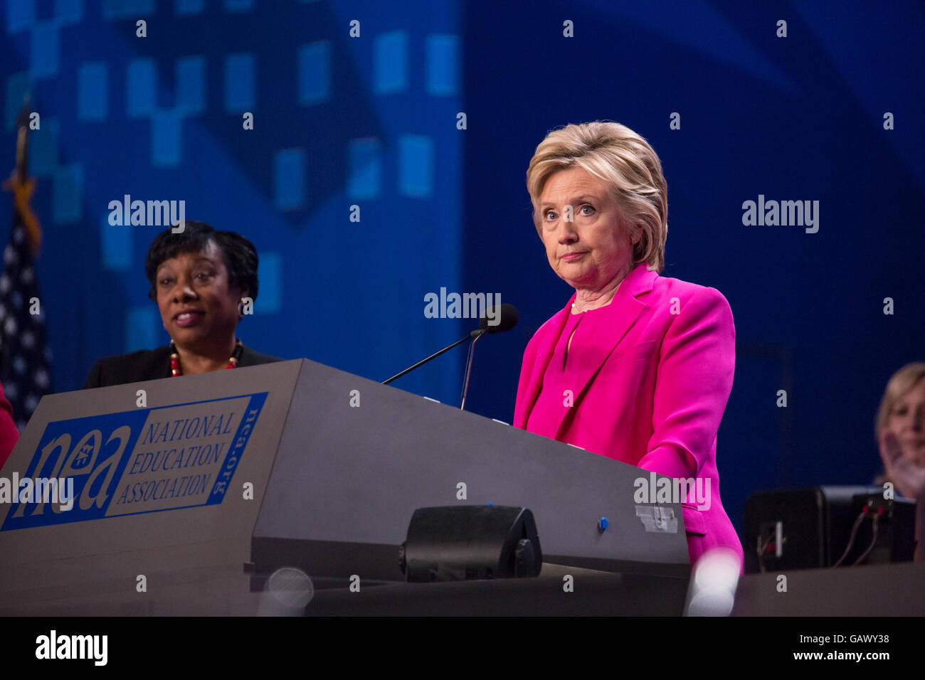 Washington DC, USA. 5. Juli 2016. Am Dienstag, 5. Juli, im Walter E. Washington Convention Center, Secretary Hillary Clinton, die mutmaßlichen demokratischen Präsidentschaftskandidaten gerichtet mehr als 7.500 Delegierten bei der National Education Association (NEA) 95. repräsentativen Versammlung (RA). Im Oktober empfohlen NEA Pädagogen Außenministerin Clinton in die demokratischen Primary. Bildnachweis: Cheriss Mai / Alamy Live News Stockfoto