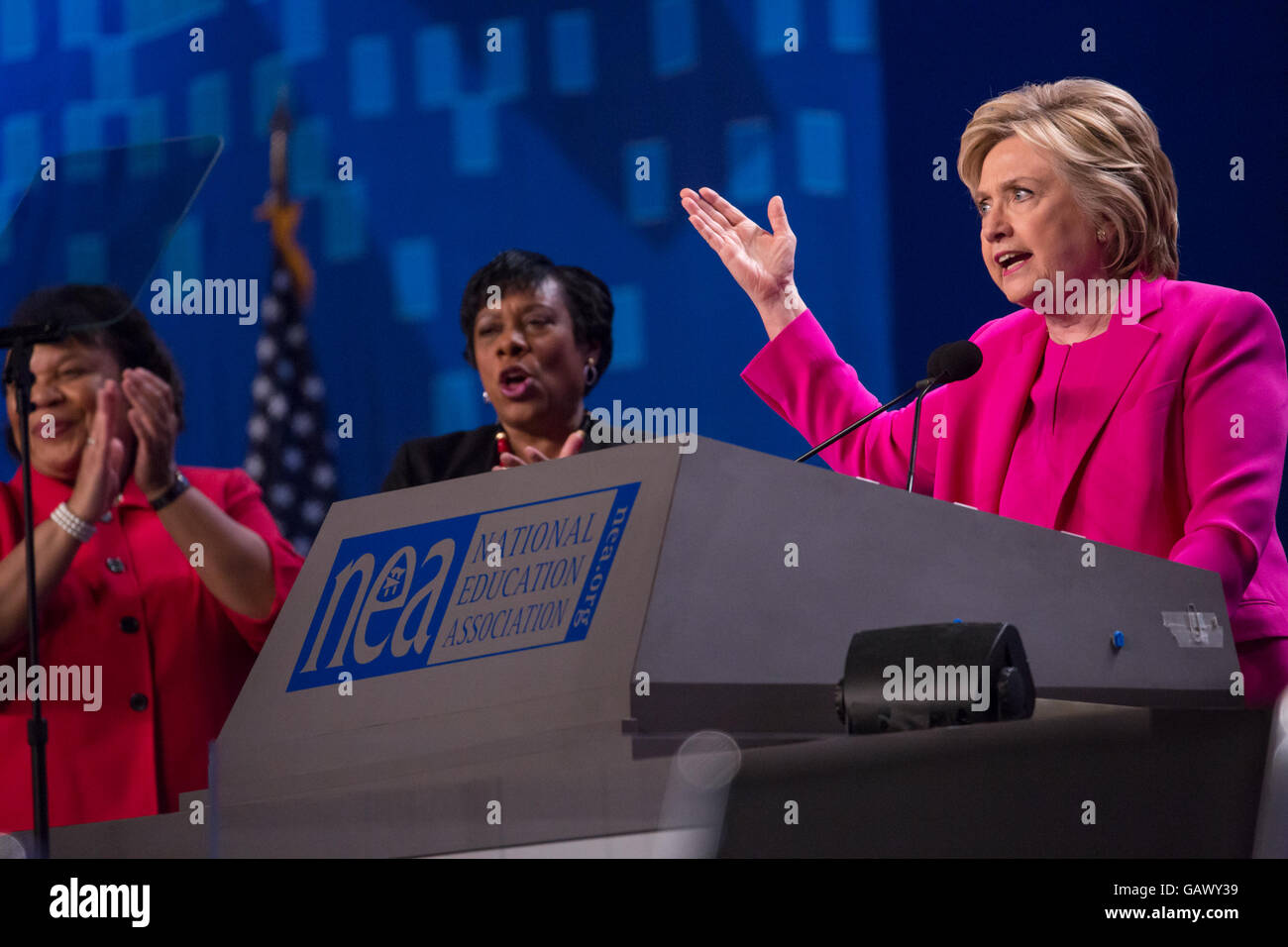 Washington DC, USA. 5. Juli 2016. Am Dienstag, 5. Juli, im Walter E. Washington Convention Center, Secretary Hillary Clinton, die mutmaßlichen demokratischen Präsidentschaftskandidaten gerichtet mehr als 7.500 Delegierten bei der National Education Association (NEA) 95. repräsentativen Versammlung (RA). Im Oktober empfohlen NEA Pädagogen Außenministerin Clinton in die demokratischen Primary. Bildnachweis: Cheriss Mai / Alamy Live News Stockfoto