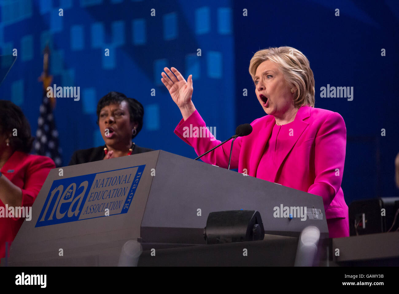 Washington DC, USA. 5. Juli 2016. Am Dienstag, 5. Juli, im Walter E. Washington Convention Center, Secretary Hillary Clinton, die mutmaßlichen demokratischen Präsidentschaftskandidaten gerichtet mehr als 7.500 Delegierten bei der National Education Association (NEA) 95. repräsentativen Versammlung (RA). Im Oktober empfohlen NEA Pädagogen Außenministerin Clinton in die demokratischen Primary. Bildnachweis: Cheriss Mai / Alamy Live News Stockfoto